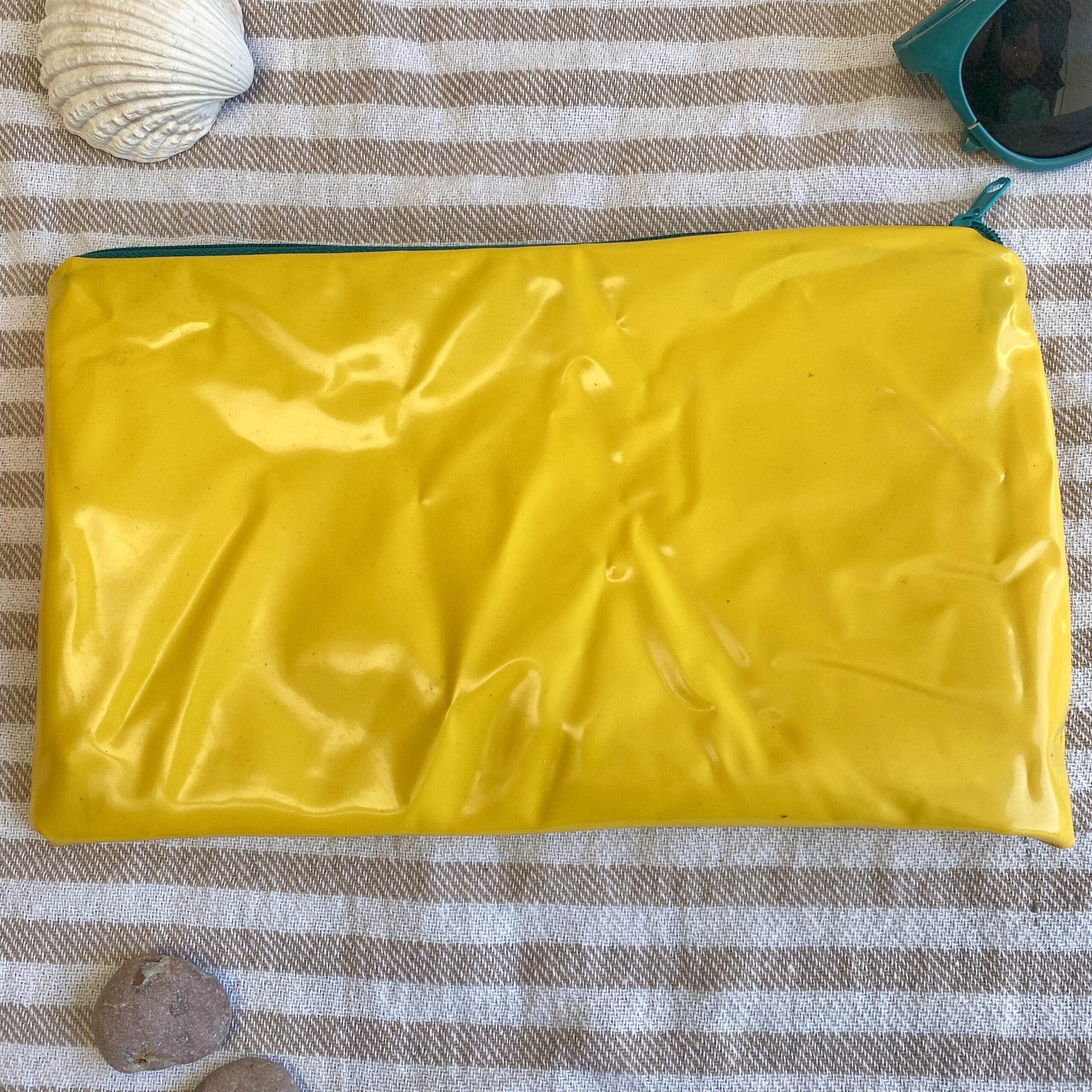 Upcycling Mäppchen BE YOU, aus aufblasbarem Schwimmspielzeug, wasserabweisend, Statement-Tasche