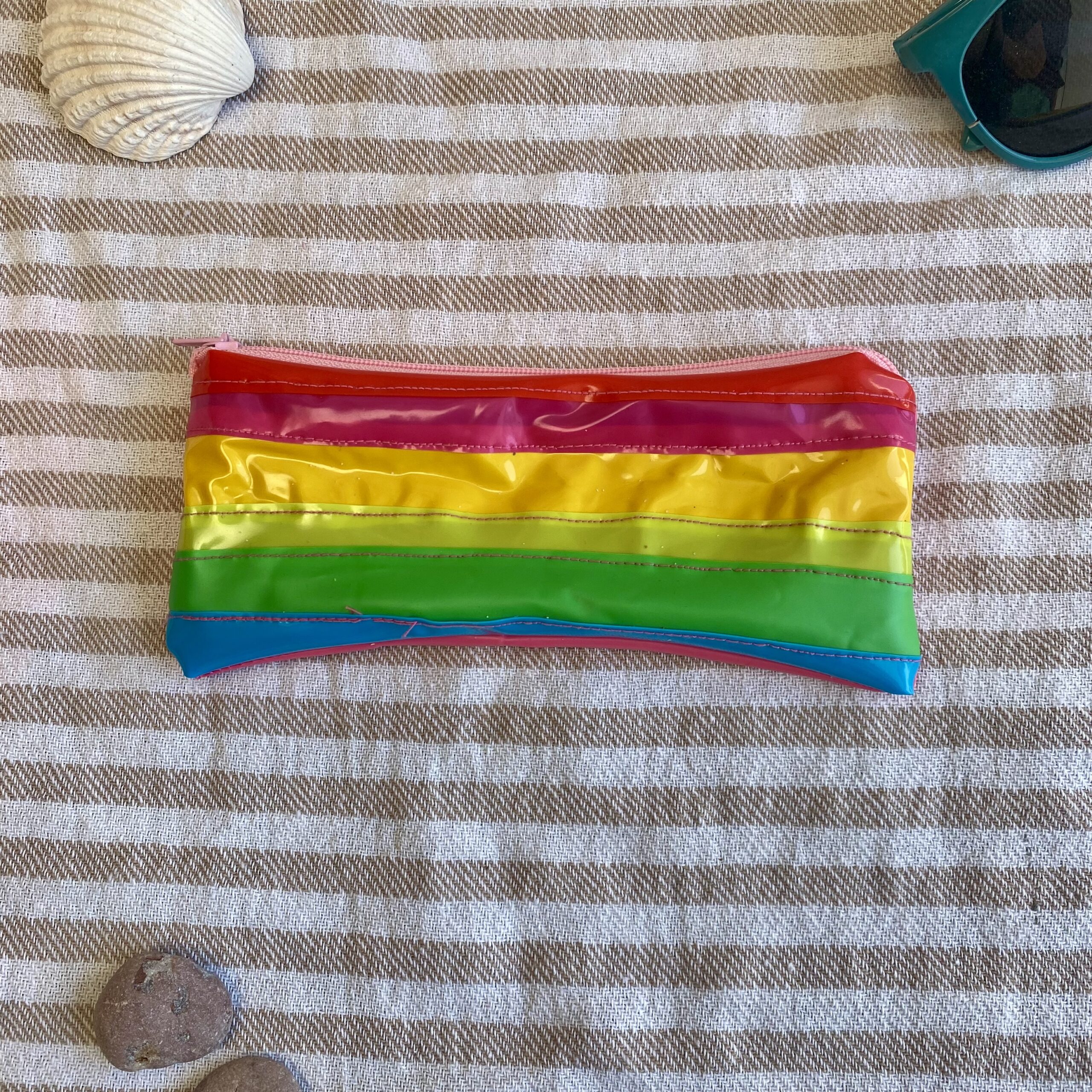 Upcycling Mäppchen Regenbogen, aus aufblasbarem Schwimmspielzeug, wasserabweisend, Statement-Tasche