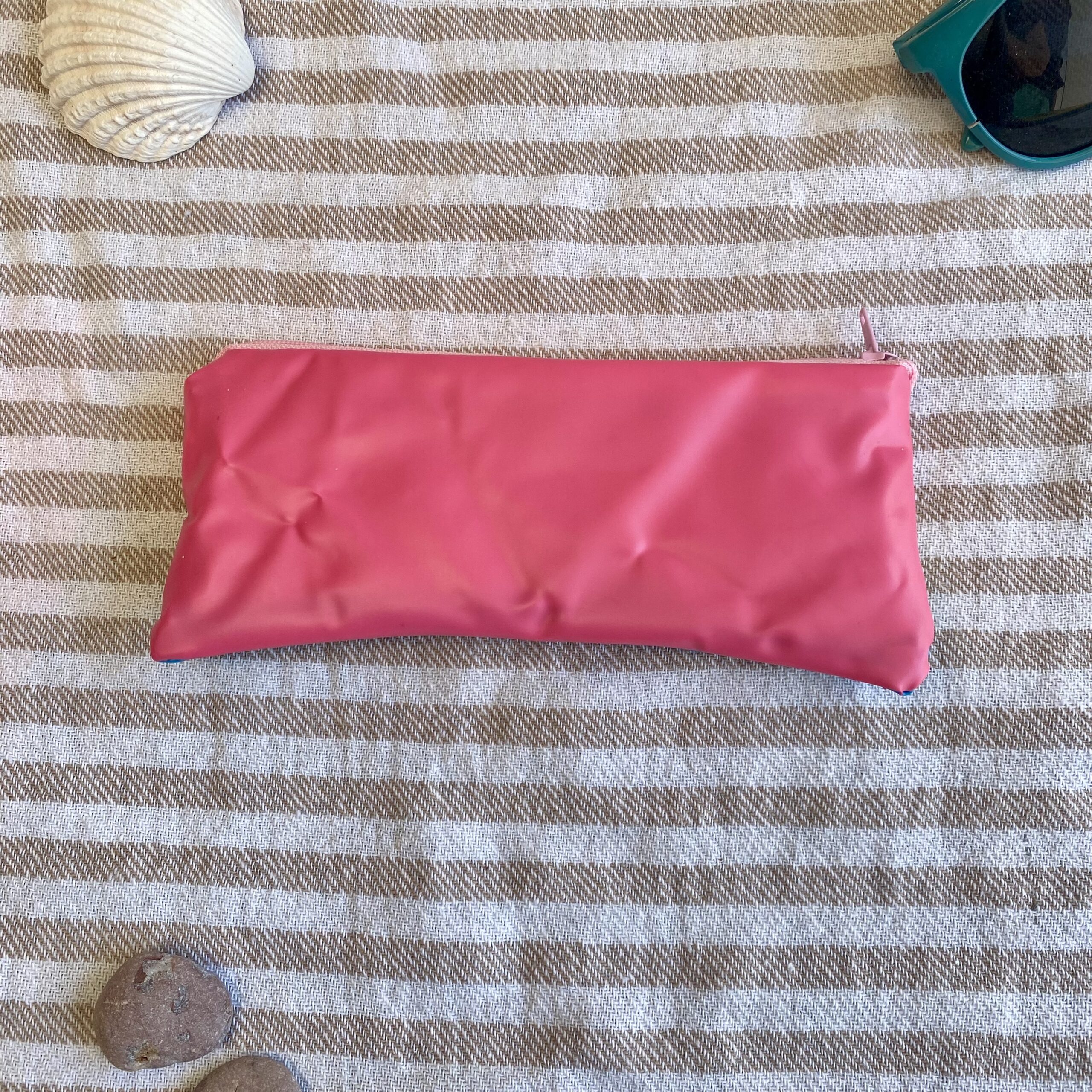 Upcycling Mäppchen Regenbogen, aus aufblasbarem Schwimmspielzeug, wasserabweisend, Statement-Tasche