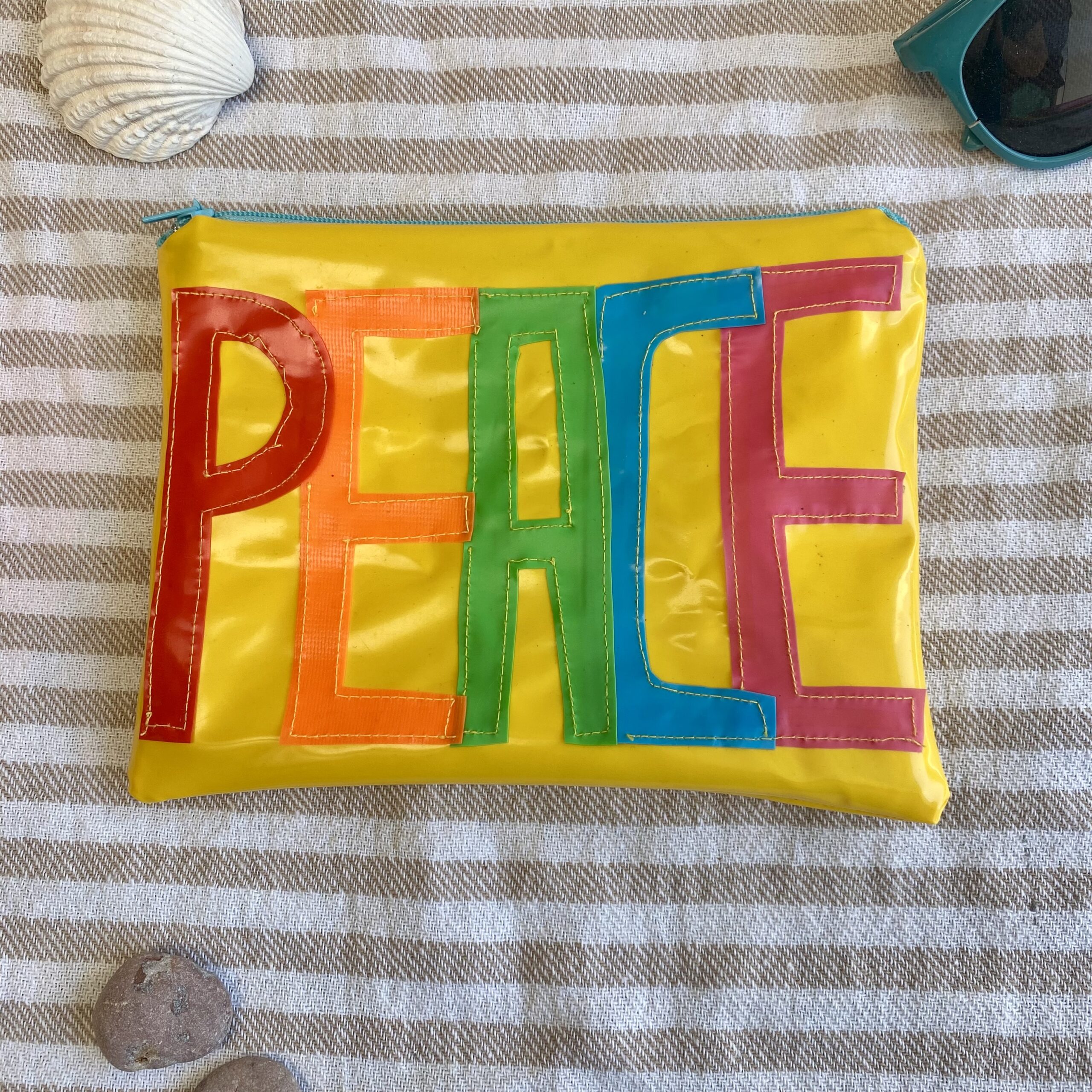 Upcycling Mäppchen PEACE, aus aufblasbarem Schwimmspielzeug, wasserabweisend, Statement-Tasche