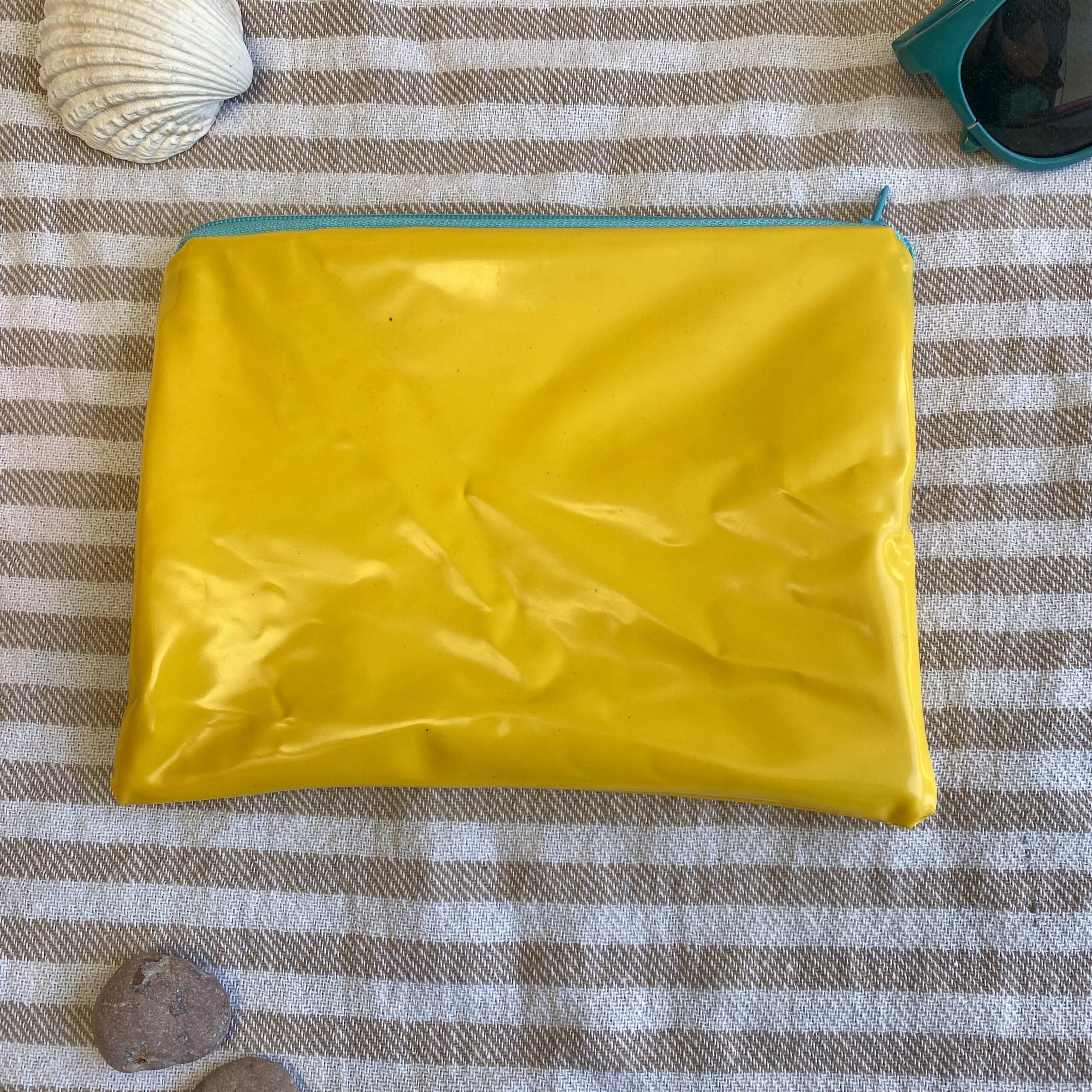 Upcycling Mäppchen PEACE, aus aufblasbarem Schwimmspielzeug, wasserabweisend, Statement-Tasche