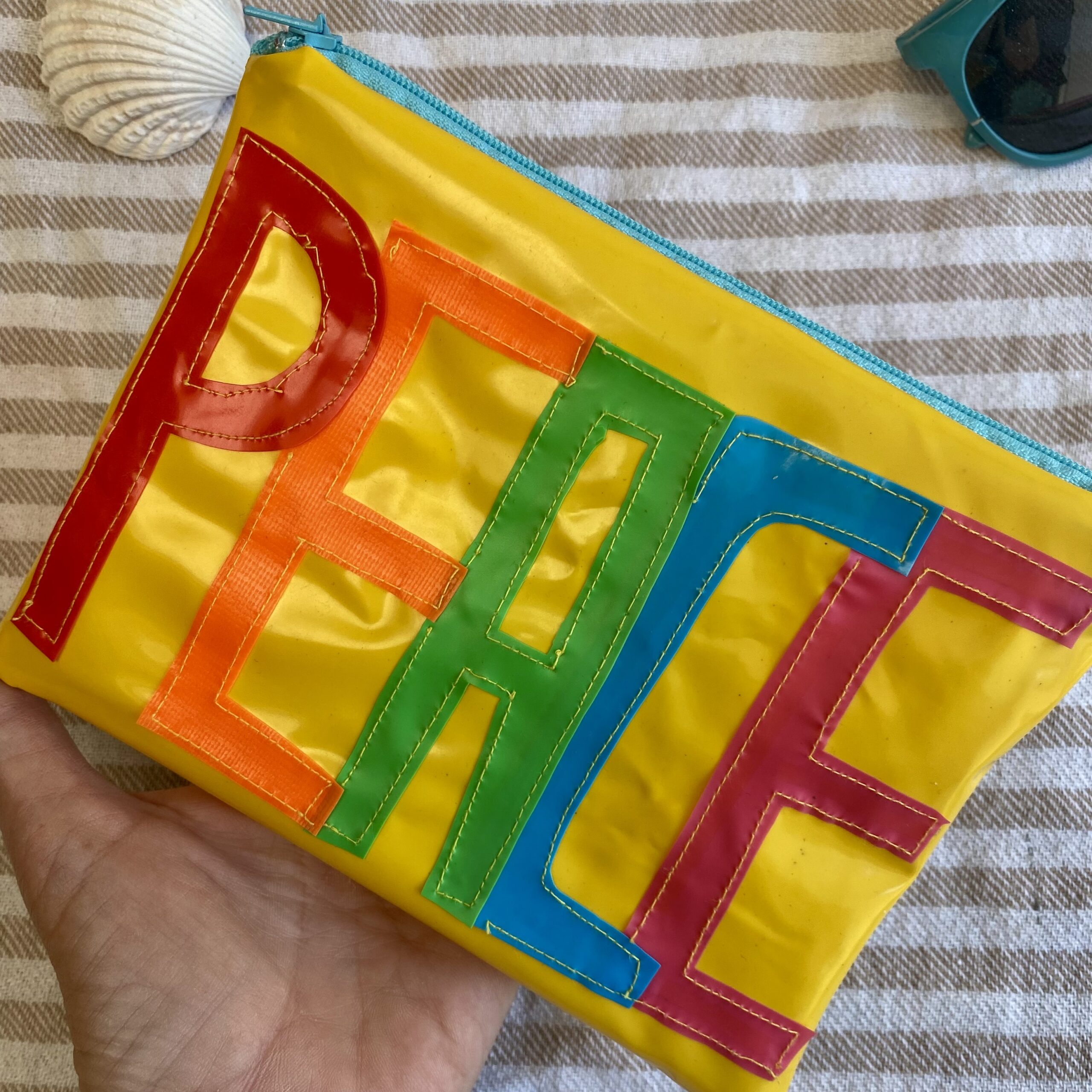 Upcycling Mäppchen PEACE, aus aufblasbarem Schwimmspielzeug, wasserabweisend, Statement-Tasche