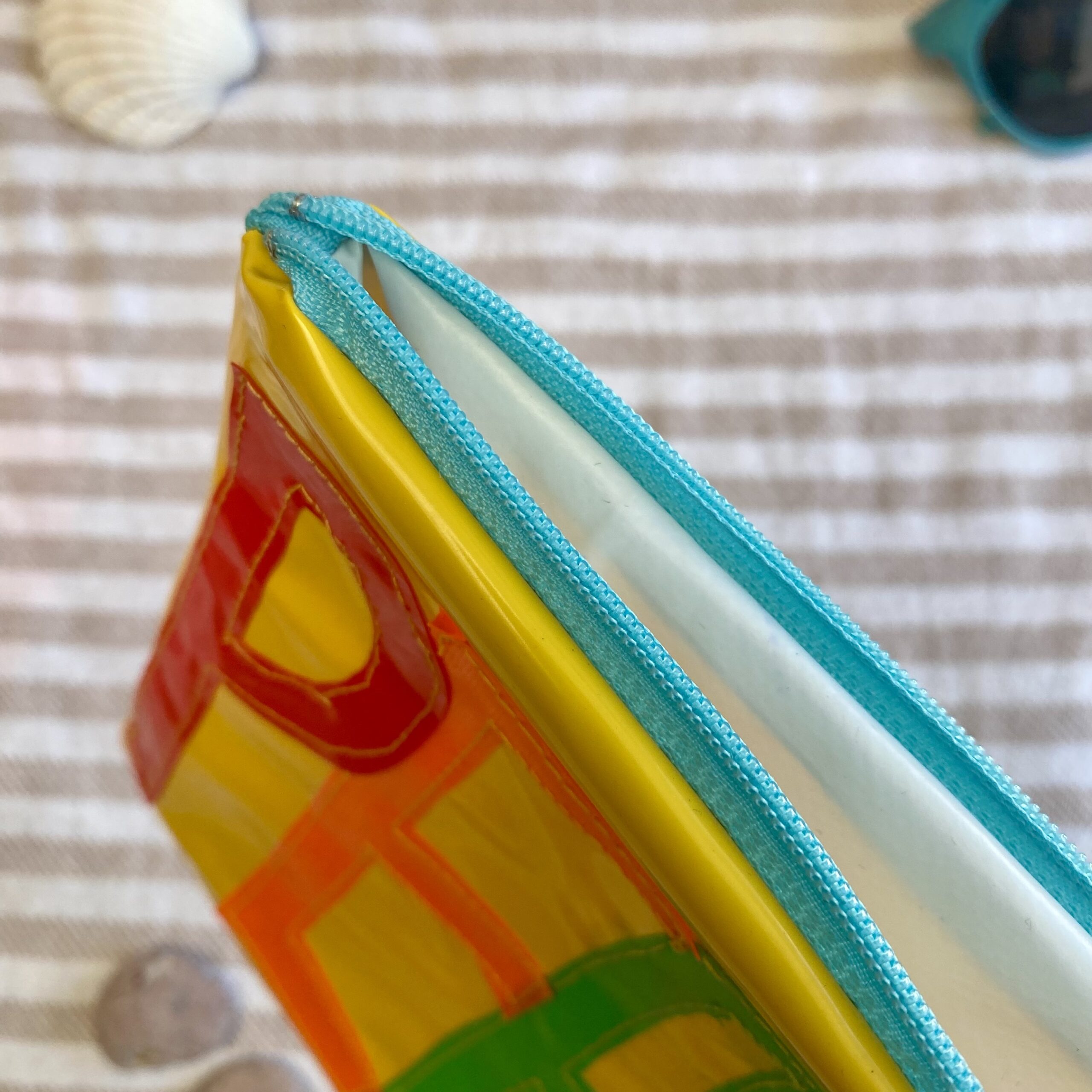 Upcycling Mäppchen PEACE, aus aufblasbarem Schwimmspielzeug, wasserabweisend, Statement-Tasche