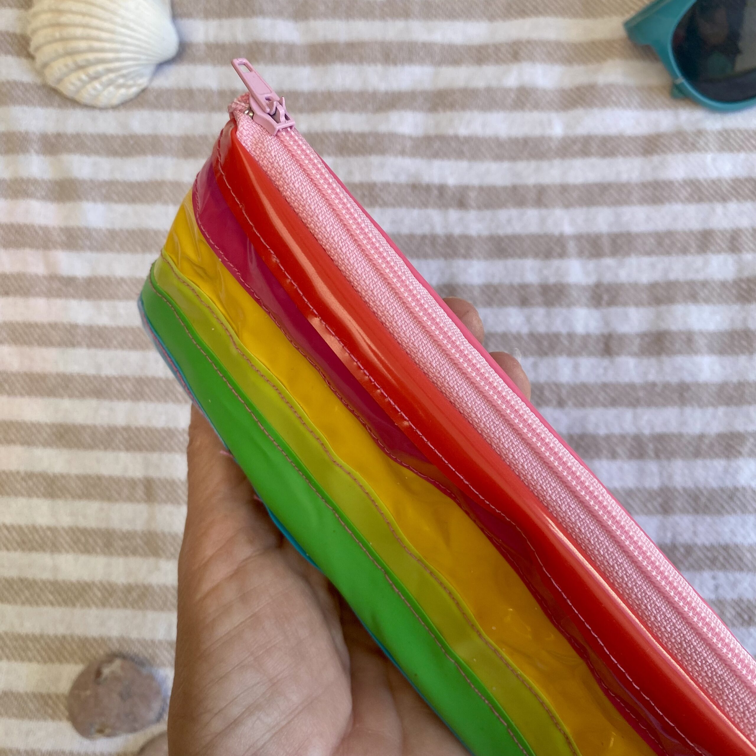 Upcycling Mäppchen Regenbogen, aus aufblasbarem Schwimmspielzeug, wasserabweisend, Statement-Tasche