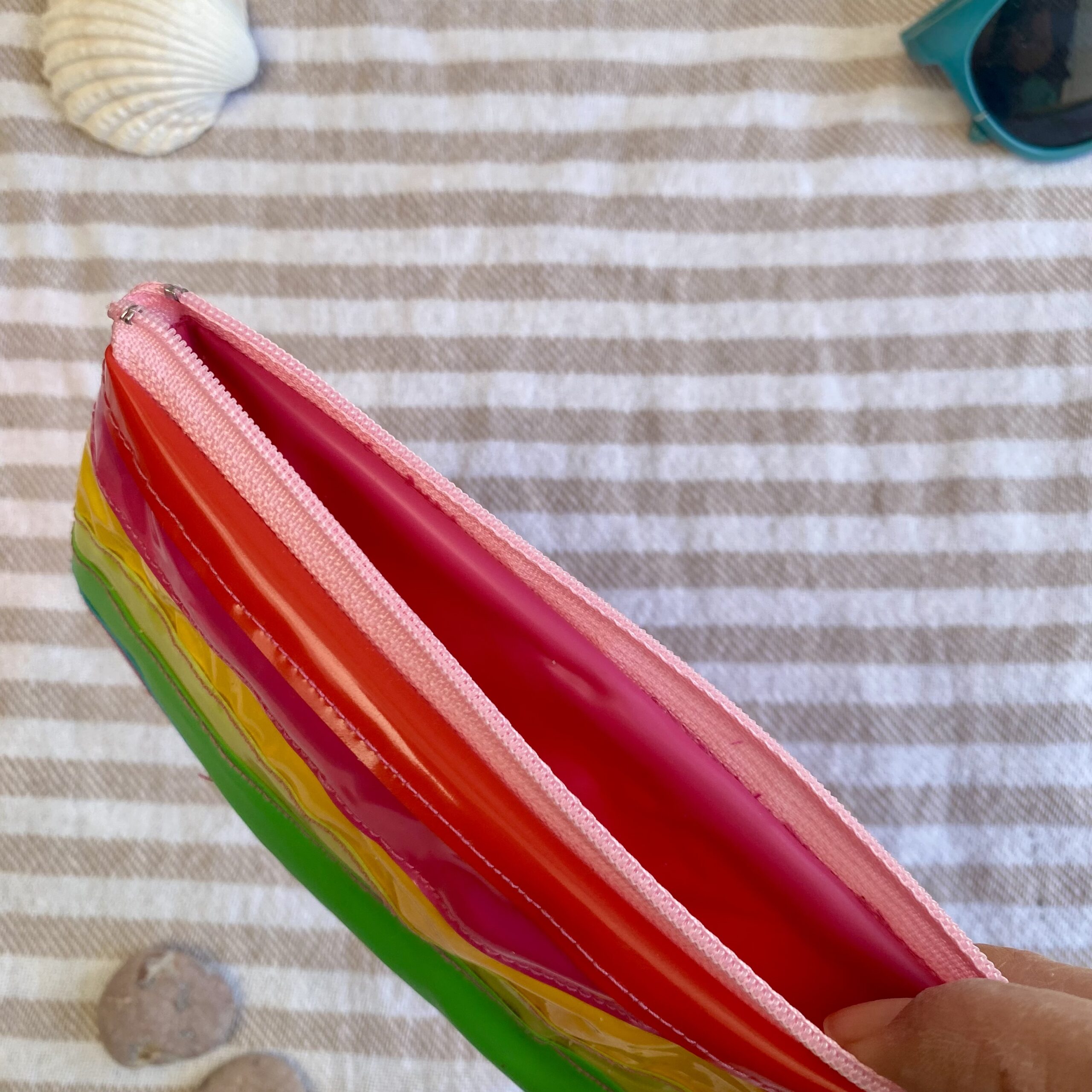 Upcycling Mäppchen Regenbogen, aus aufblasbarem Schwimmspielzeug, wasserabweisend, Statement-Tasche