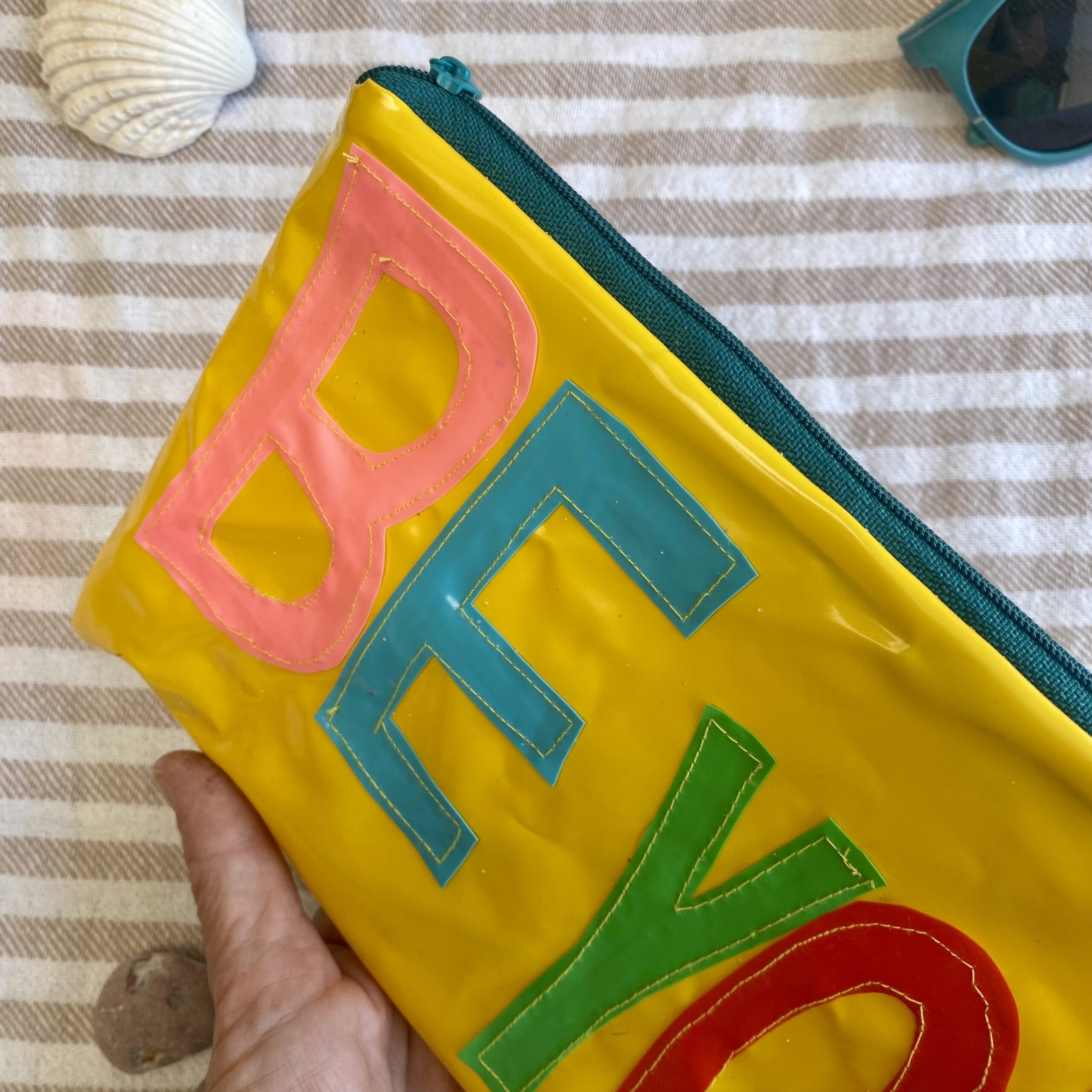 Upcycling Mäppchen BE YOU, aus aufblasbarem Schwimmspielzeug, wasserabweisend, Statement-Tasche