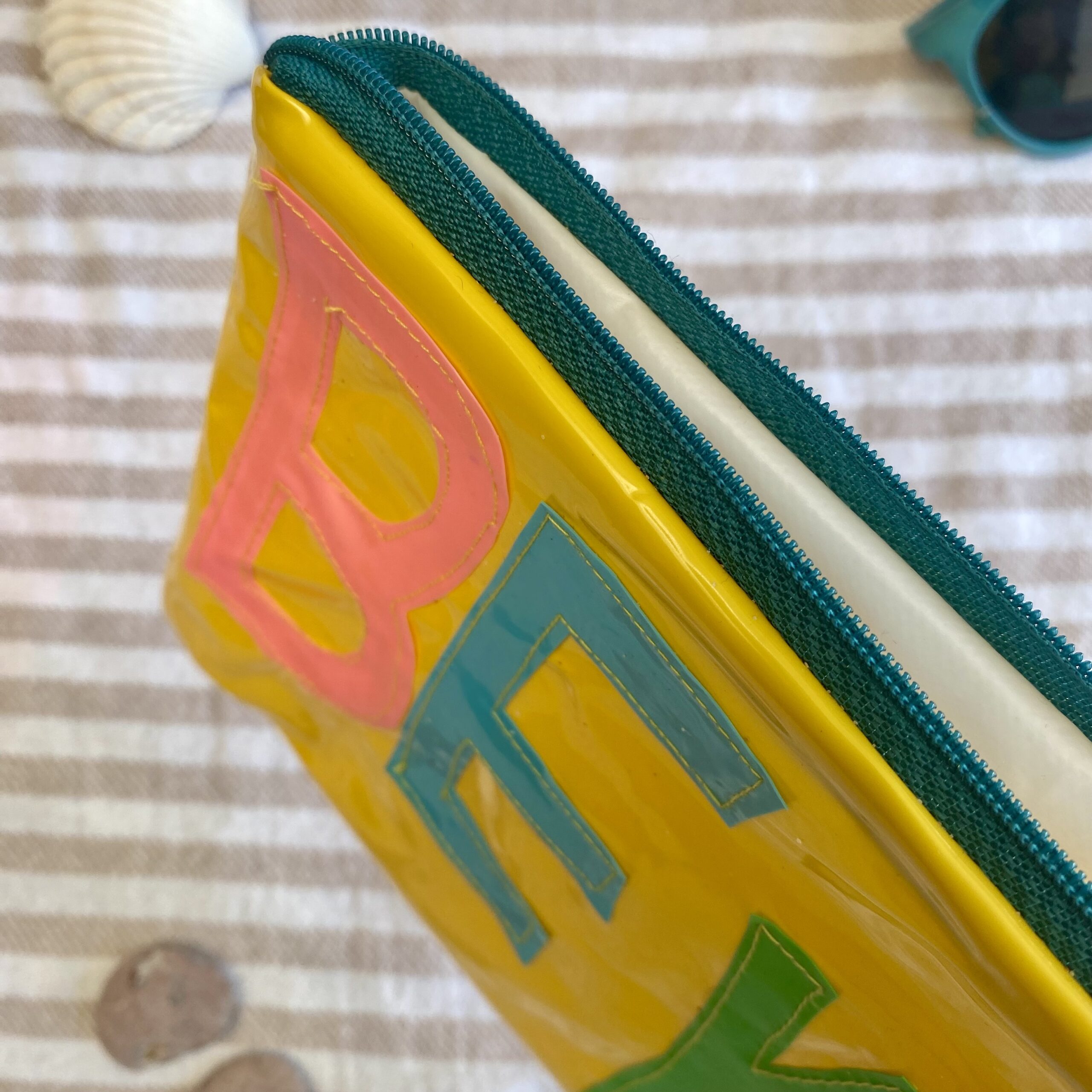 Upcycling Mäppchen BE YOU, aus aufblasbarem Schwimmspielzeug, wasserabweisend, Statement-Tasche