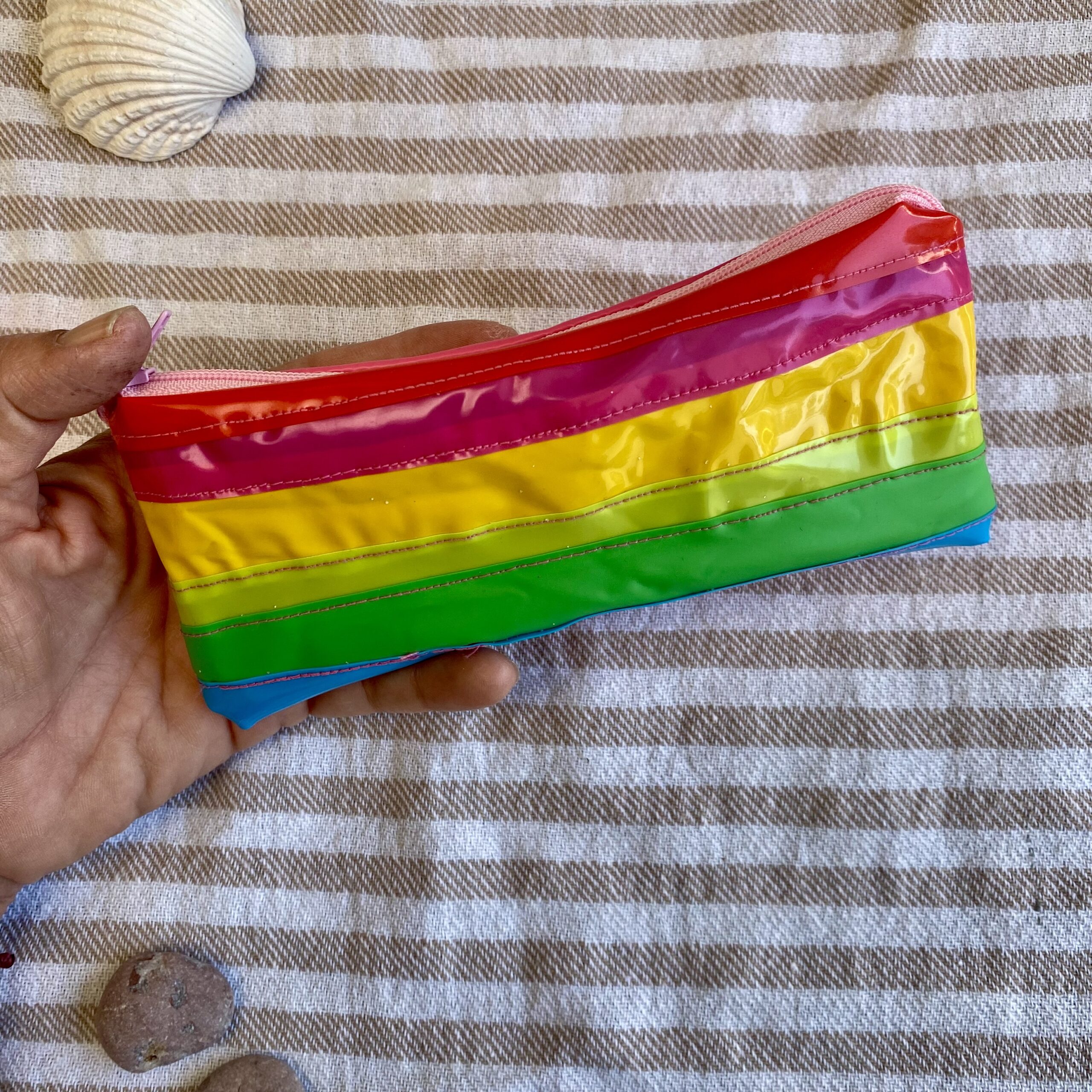 Upcycling Mäppchen Regenbogen, aus aufblasbarem Schwimmspielzeug, wasserabweisend, Statement-Tasche