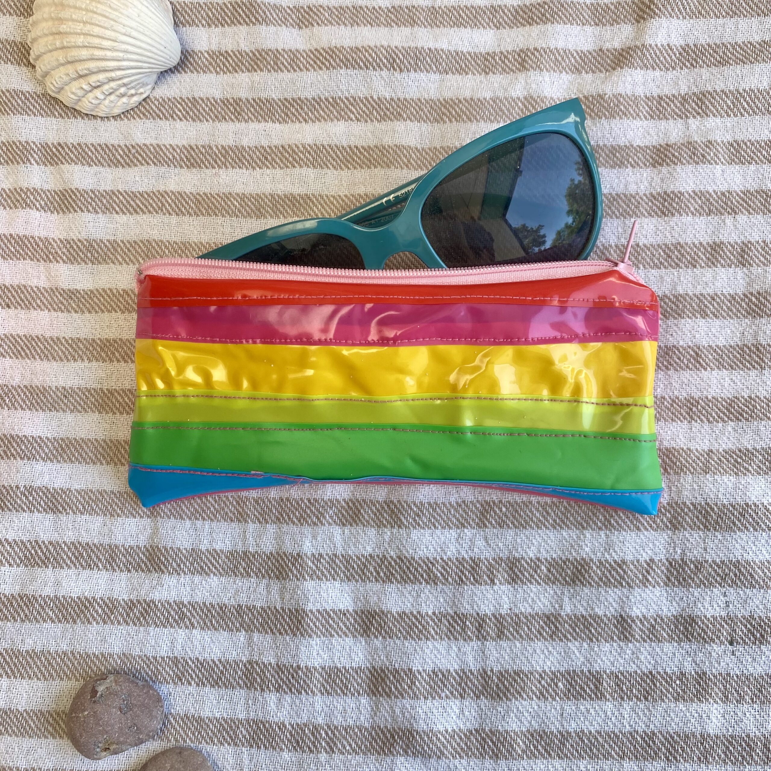 Upcycling Mäppchen Regenbogen, aus aufblasbarem Schwimmspielzeug, wasserabweisend, Statement-Tasche