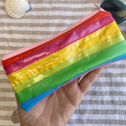 Upcycling Mäppchen Regenbogen, aus aufblasbarem Schwimmspielzeug, wasserabweisend, Statement-Tasche