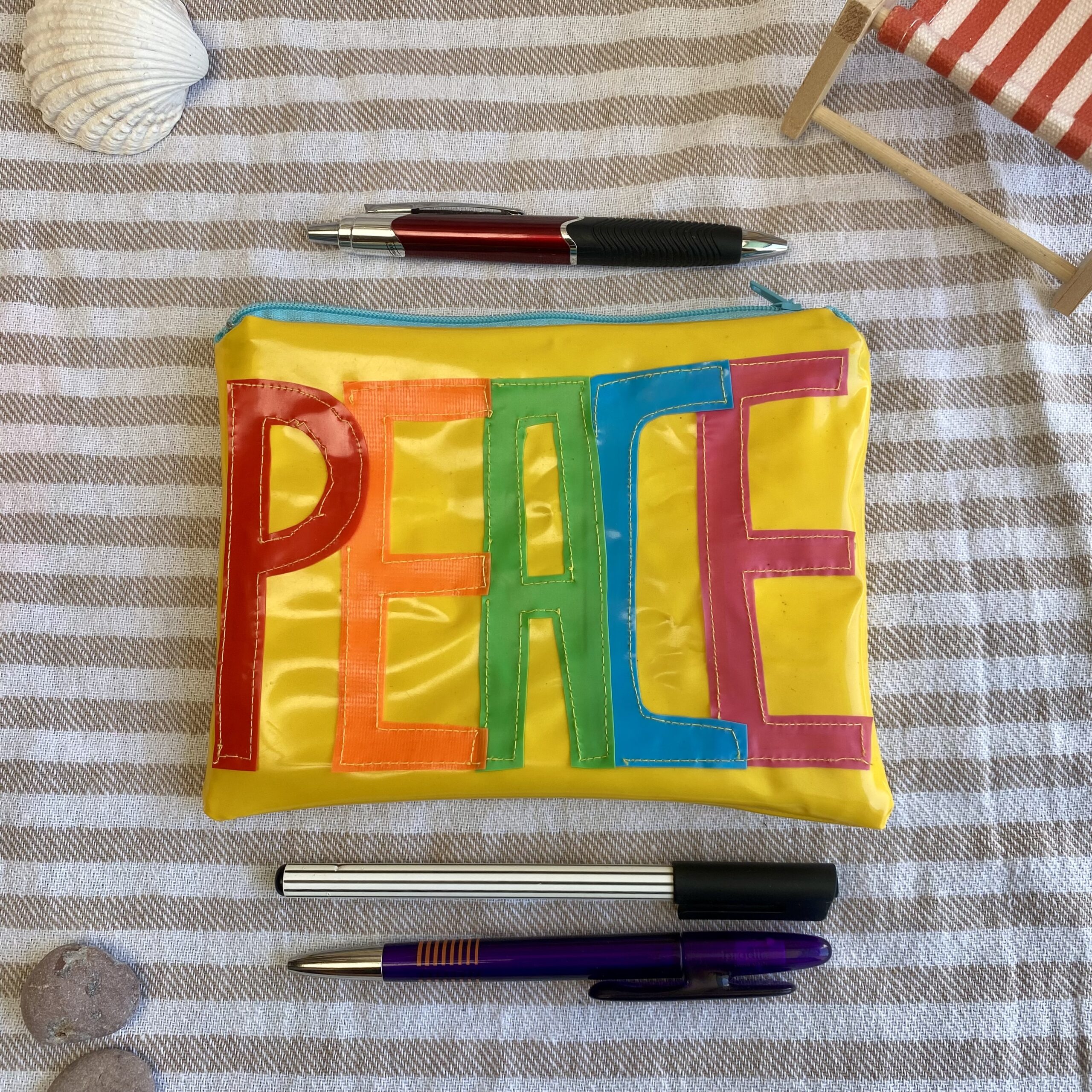 Upcycling Mäppchen PEACE, aus aufblasbarem Schwimmspielzeug, wasserabweisend, Statement-Tasche