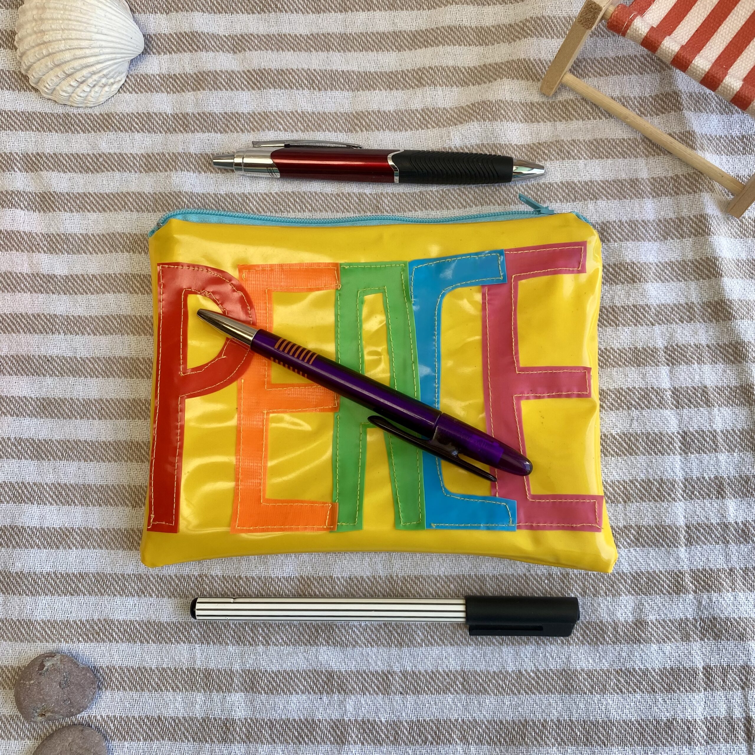 Upcycling Mäppchen PEACE, aus aufblasbarem Schwimmspielzeug, wasserabweisend, Statement-Tasche