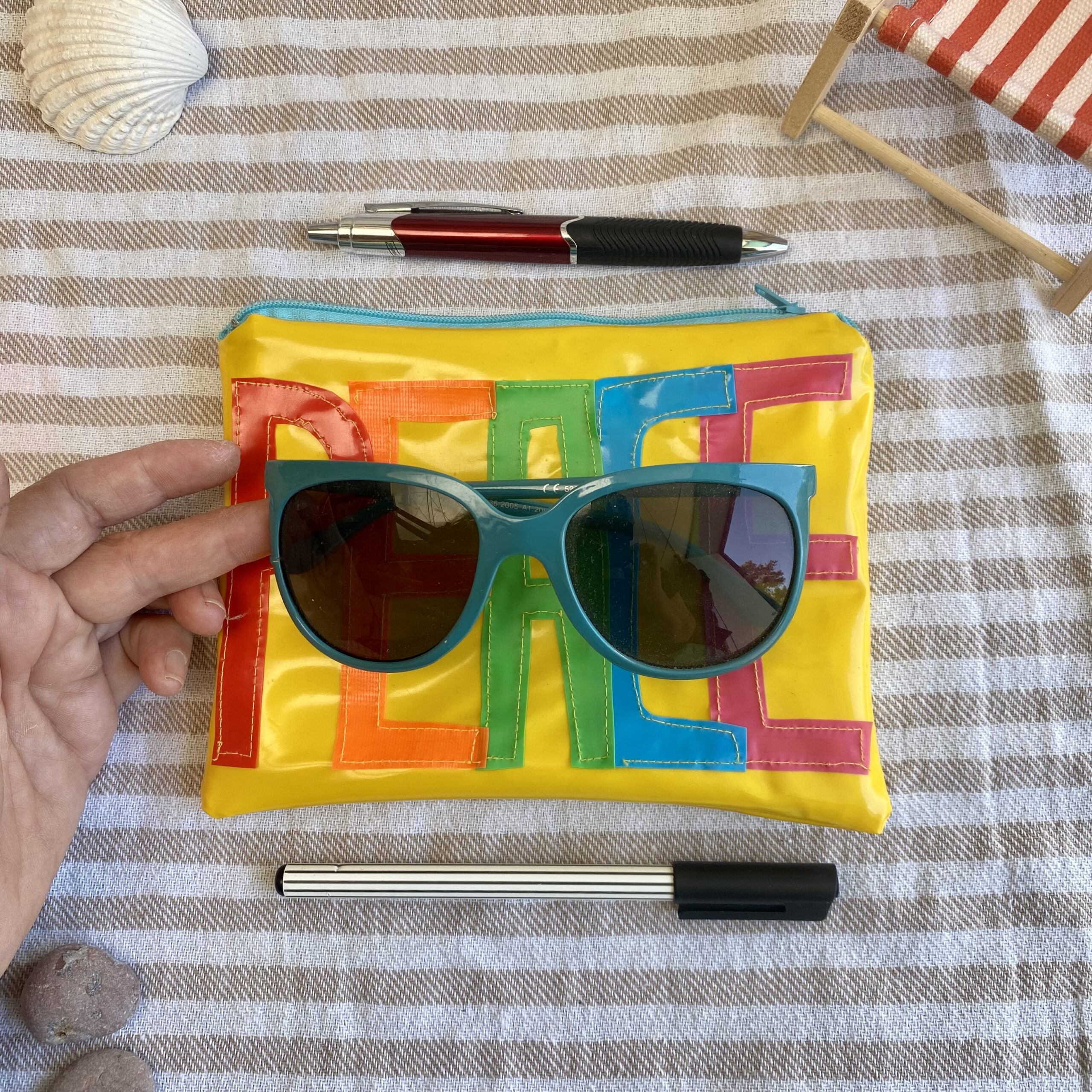 Upcycling Mäppchen PEACE, aus aufblasbarem Schwimmspielzeug, wasserabweisend, Statement-Tasche