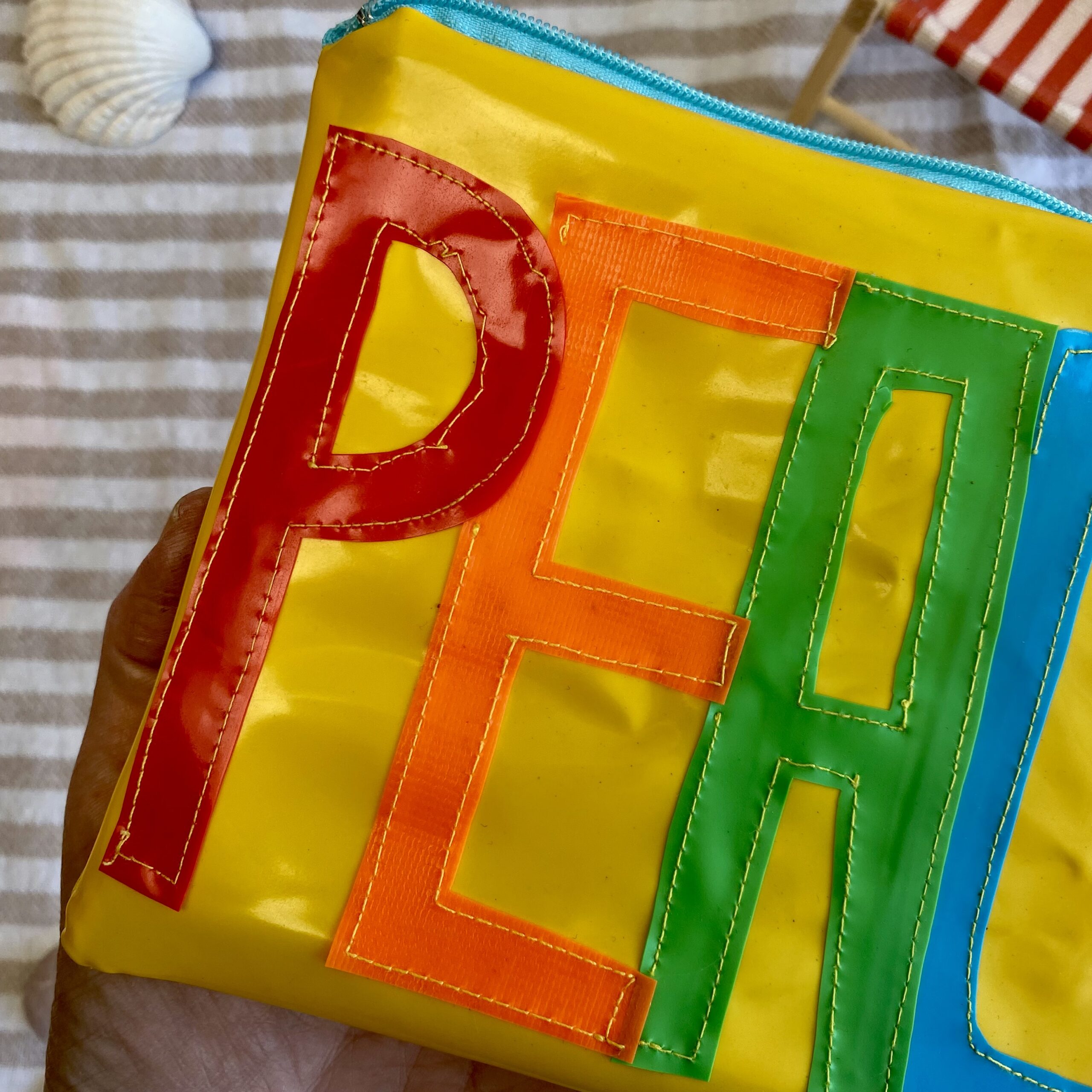 Upcycling Mäppchen PEACE, aus aufblasbarem Schwimmspielzeug, wasserabweisend, Statement-Tasche