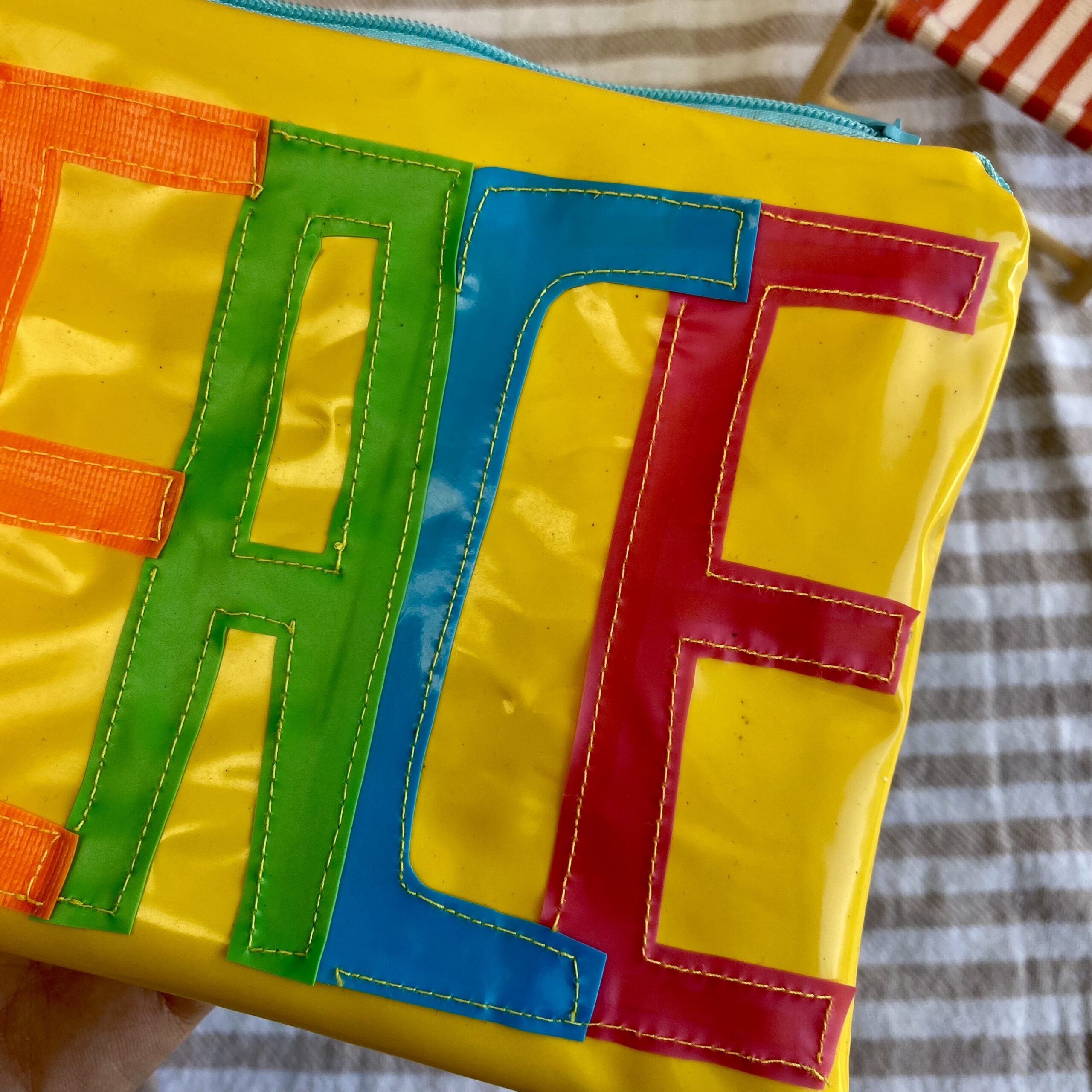 Upcycling Mäppchen PEACE, aus aufblasbarem Schwimmspielzeug, wasserabweisend, Statement-Tasche