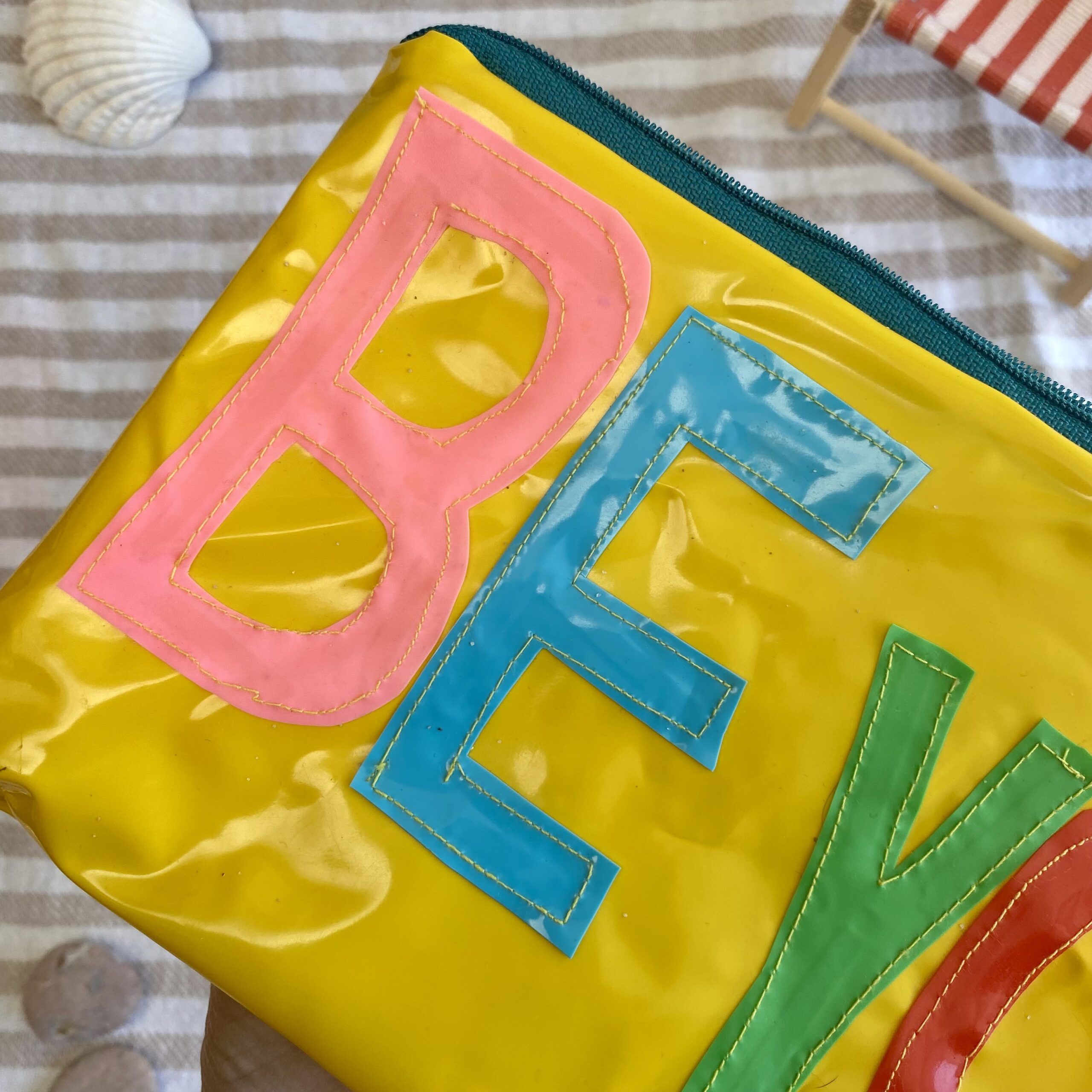 Upcycling Mäppchen BE YOU, aus aufblasbarem Schwimmspielzeug, wasserabweisend, Statement-Tasche