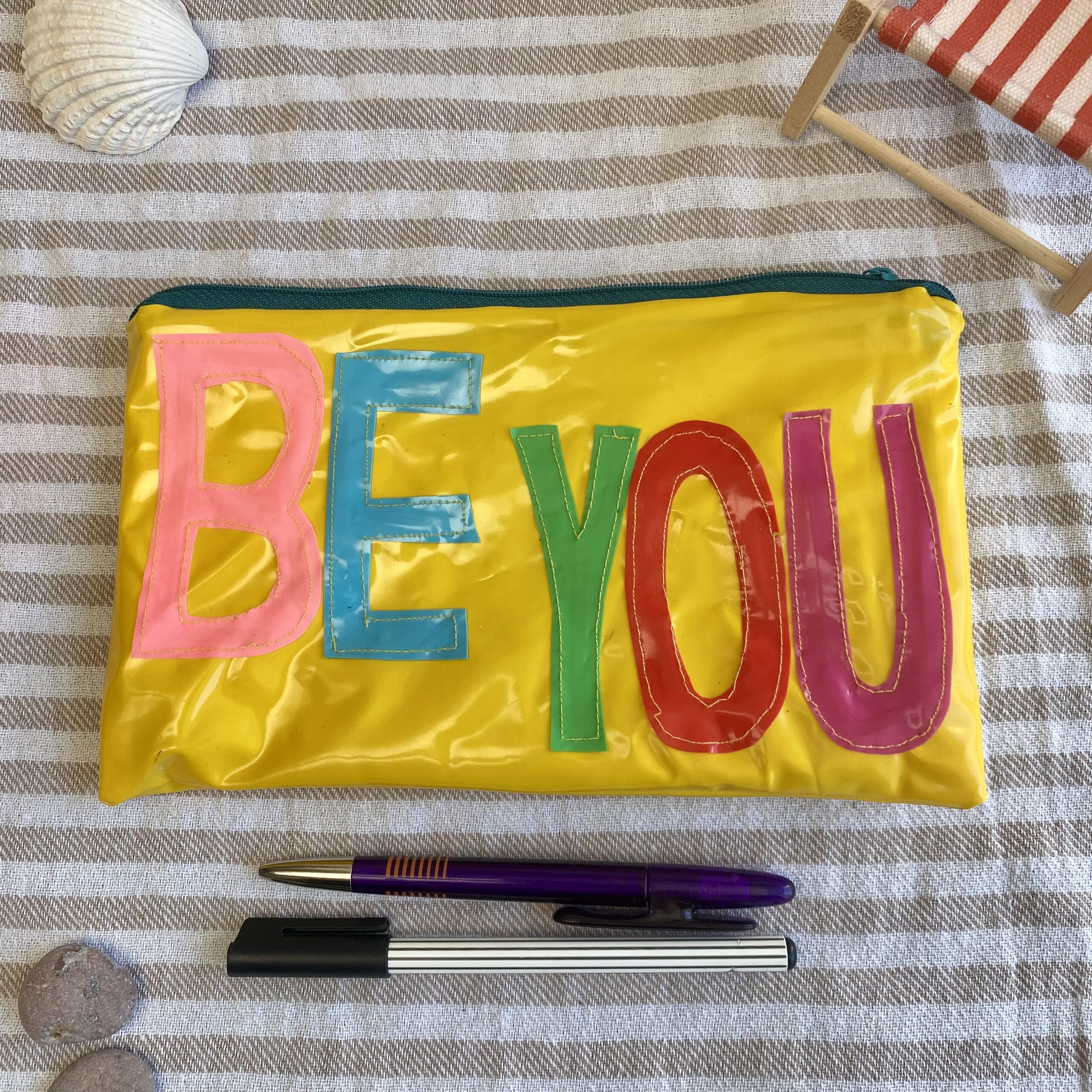 Upcycling Mäppchen BE YOU, aus aufblasbarem Schwimmspielzeug, wasserabweisend, Statement-Tasche