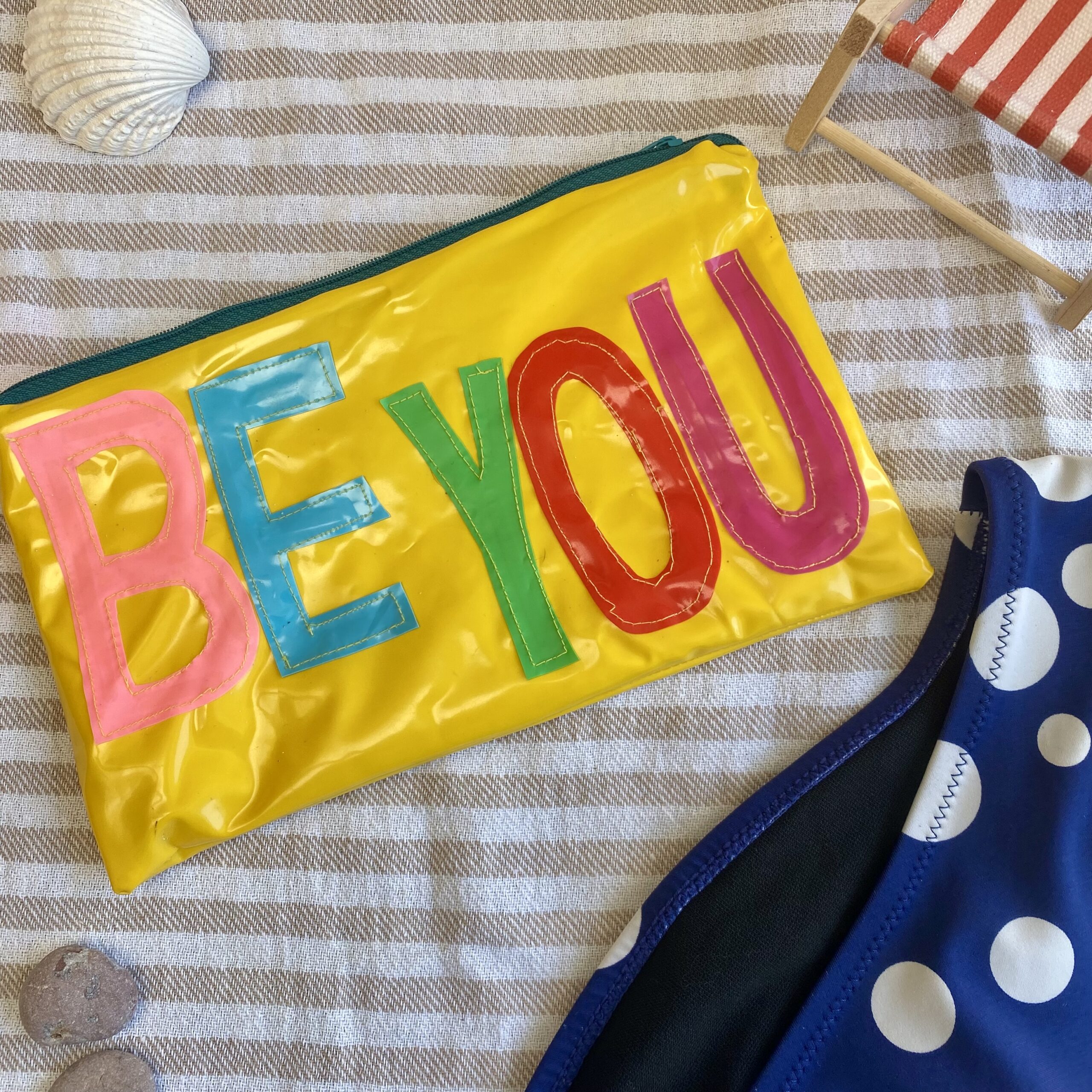 Upcycling Mäppchen BE YOU, aus aufblasbarem Schwimmspielzeug, wasserabweisend, Statement-Tasche