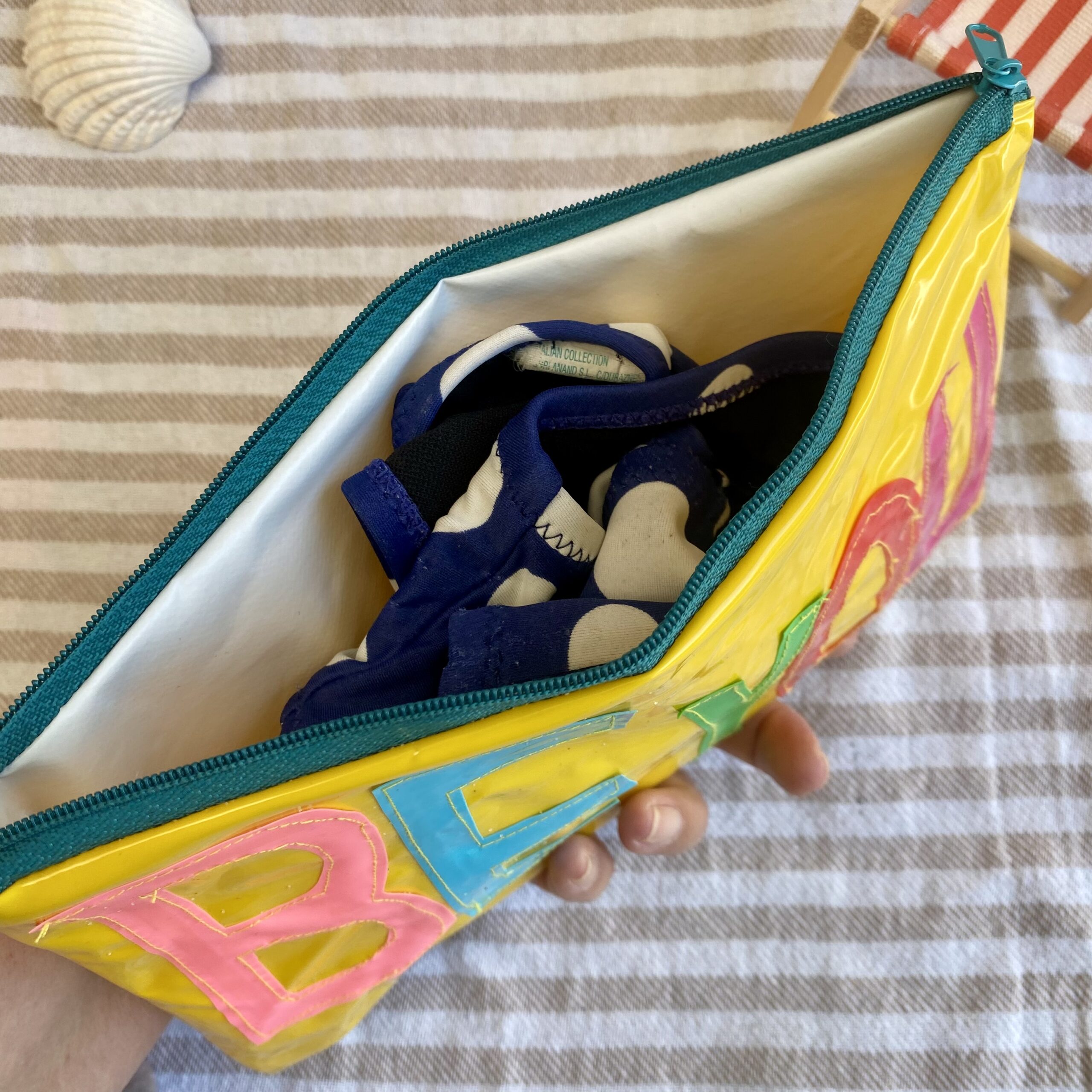 Upcycling Mäppchen BE YOU, aus aufblasbarem Schwimmspielzeug, wasserabweisend, Statement-Tasche