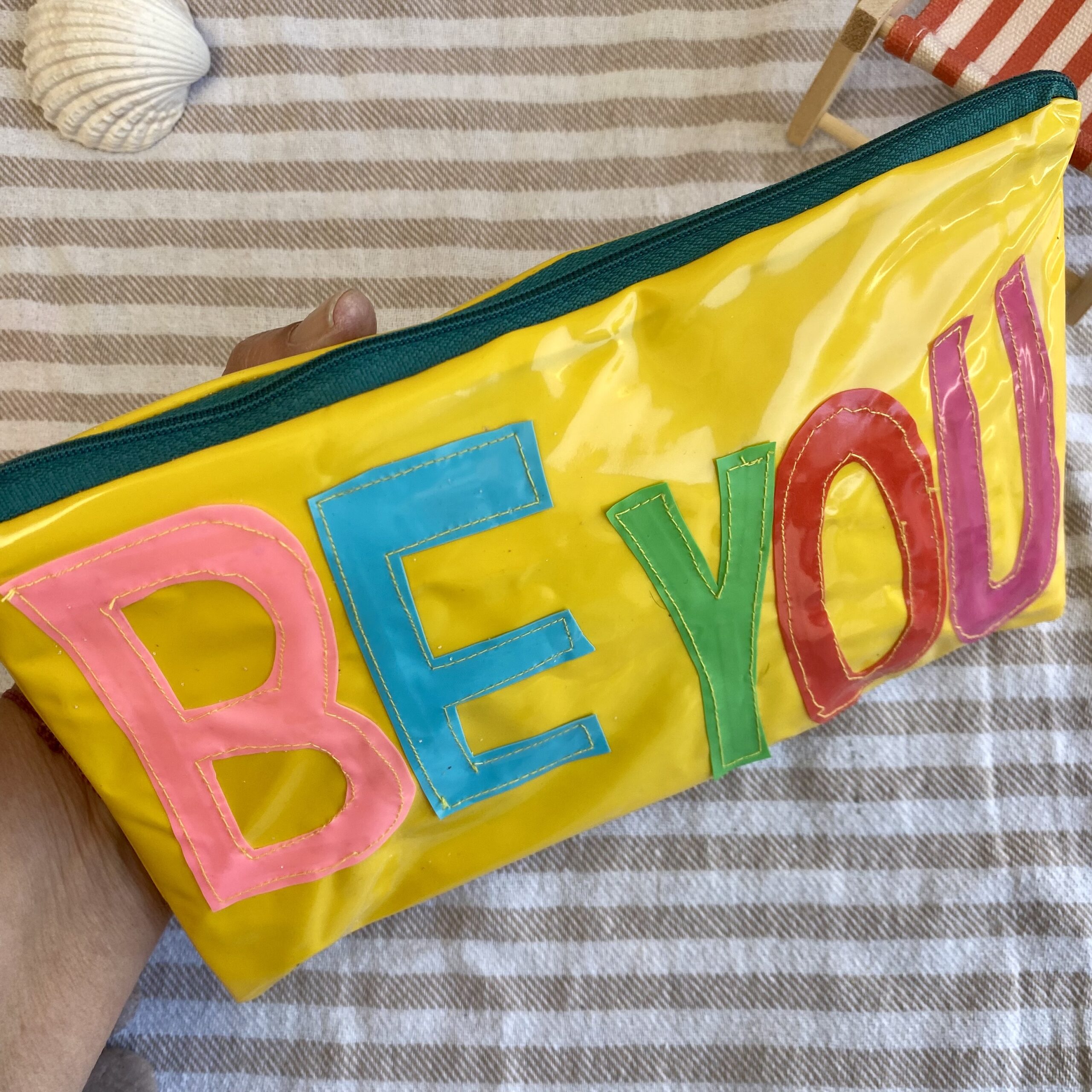 Upcycling Mäppchen BE YOU, aus aufblasbarem Schwimmspielzeug, wasserabweisend, Statement-Tasche