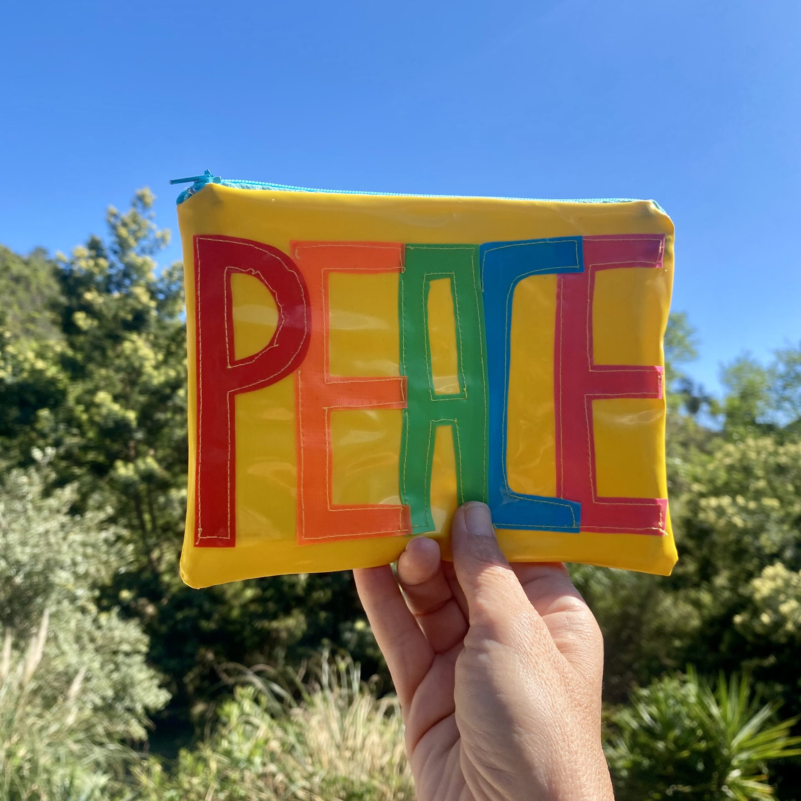 Upcycling Mäppchen PEACE, aus aufblasbarem Schwimmspielzeug, wasserabweisend, Statement-Tasche