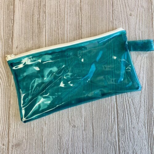 aUpcycling Mäppchen aus recyceltem Kinderpool, türkis transparent, wasserabweisend, Federmäppchen