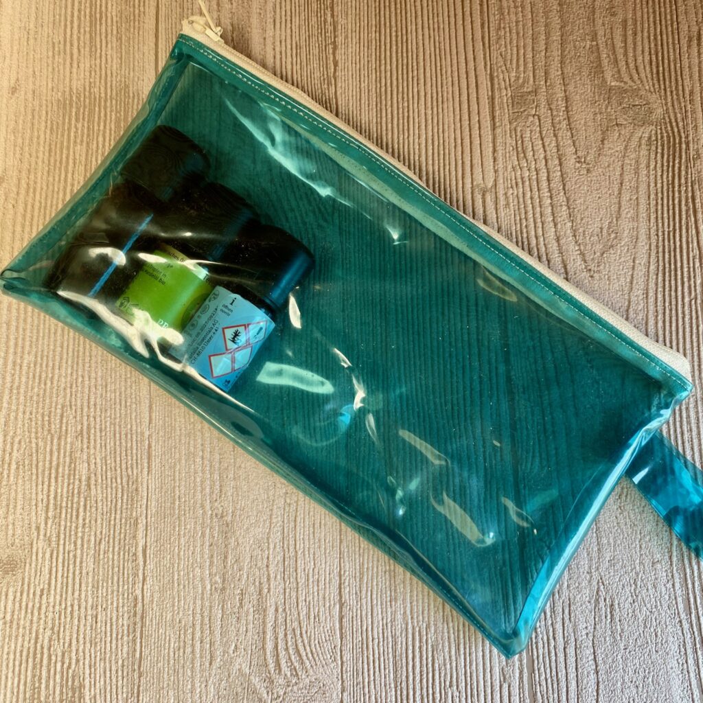 Upcycling Mäppchen aus recyceltem Kinderpool, türkis transparent, wasserabweisend, Federmäppchen