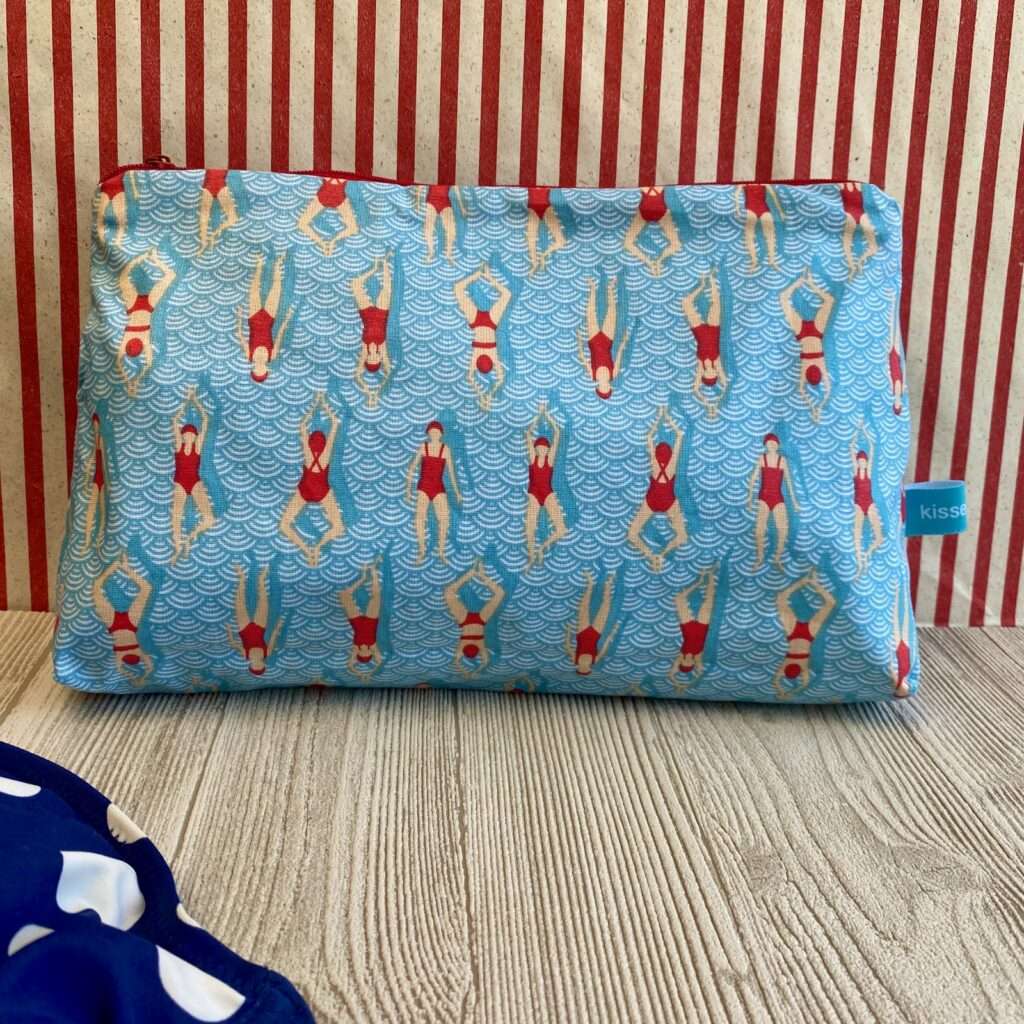 Wetbag/ Kulturbeutel mit Schwimmerinnen, Schwimmen, Schwimmmädchen, roter Reissverschluss