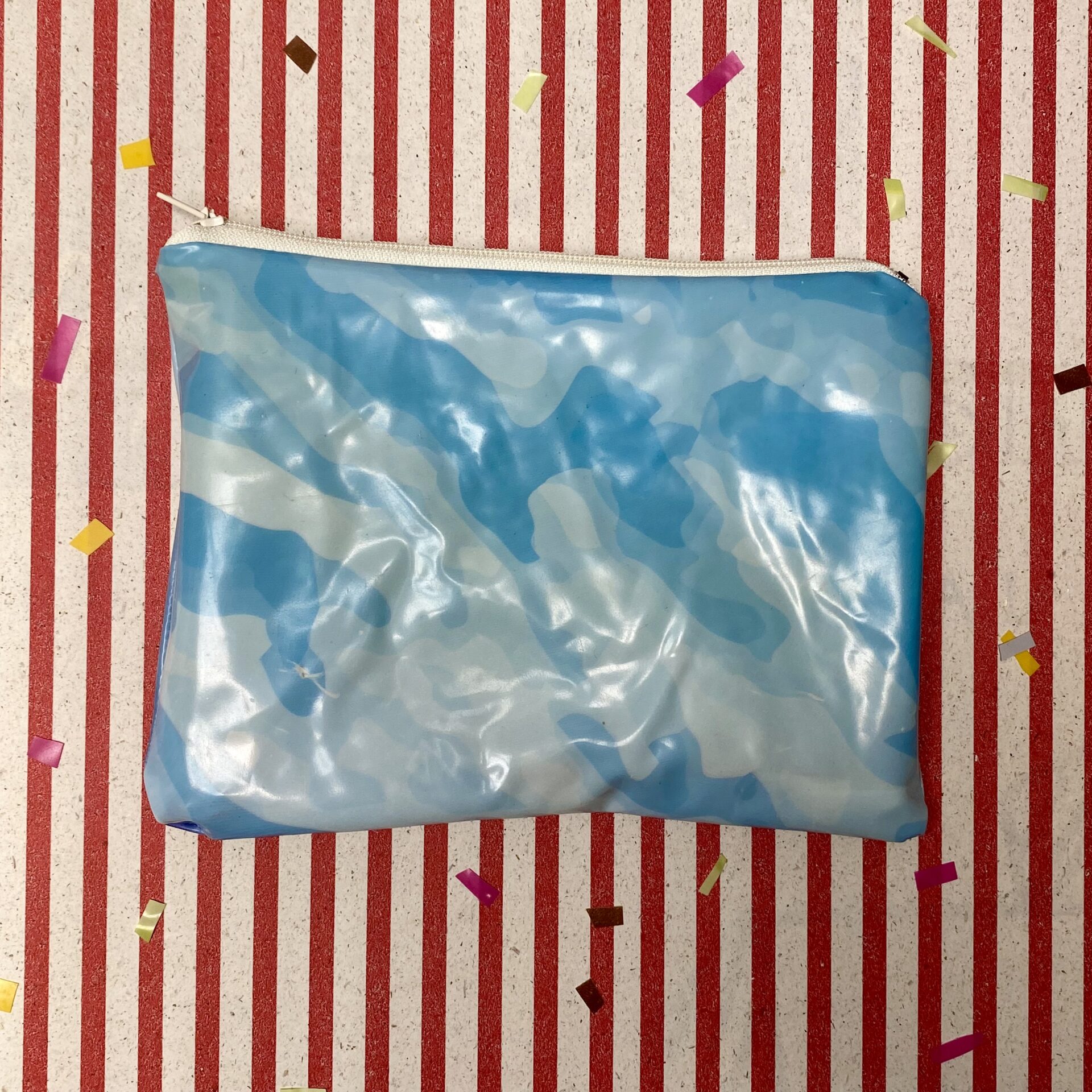 Upcycling Mäppchen aus Luftmatratze, aufblasbares Eis, Camouflage blau, Sorte: Kaugummi, wasserabweisend