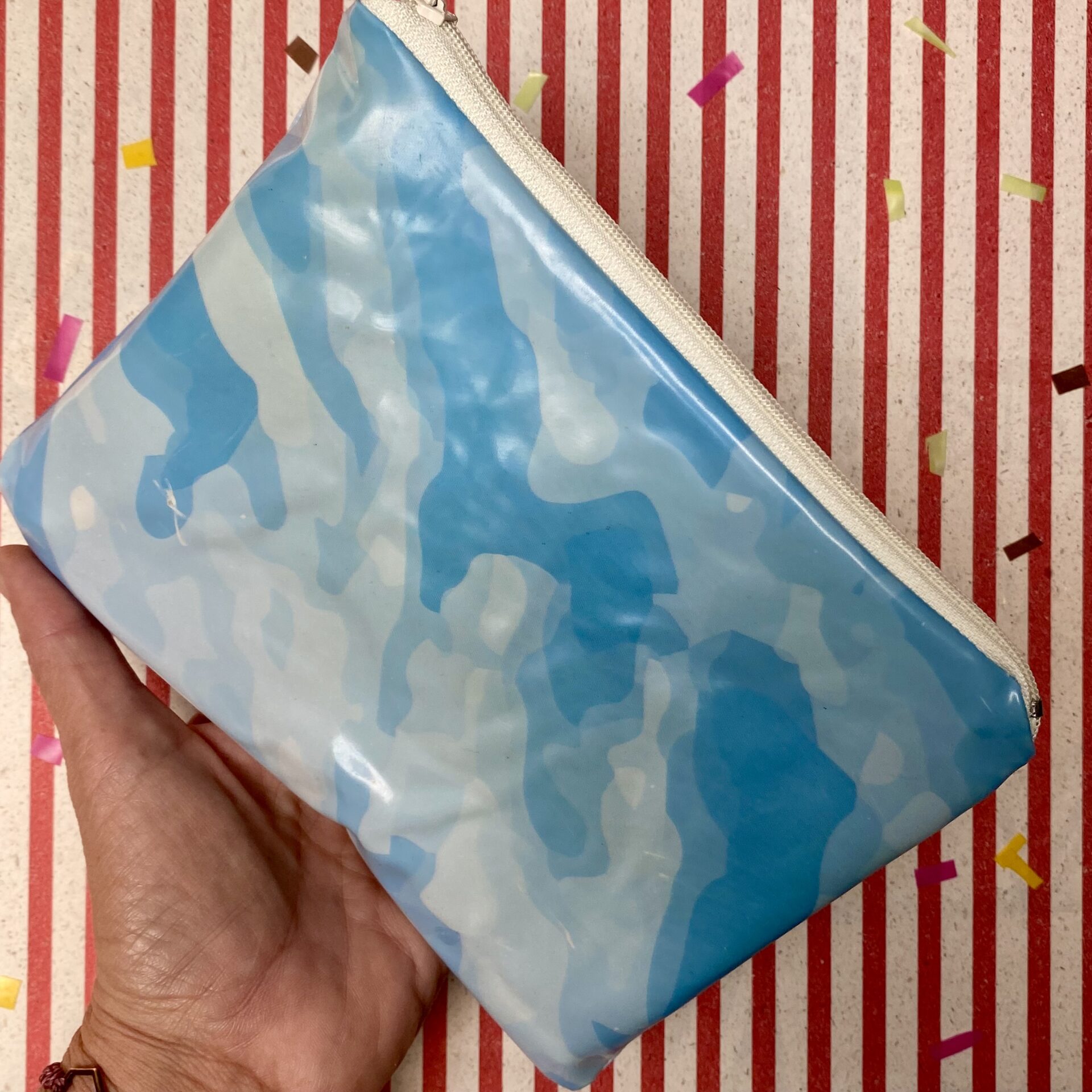 Upcycling Mäppchen aus Luftmatratze, aufblasbares Eis, Camouflage blau, Sorte: Kaugummi, wasserabweisend