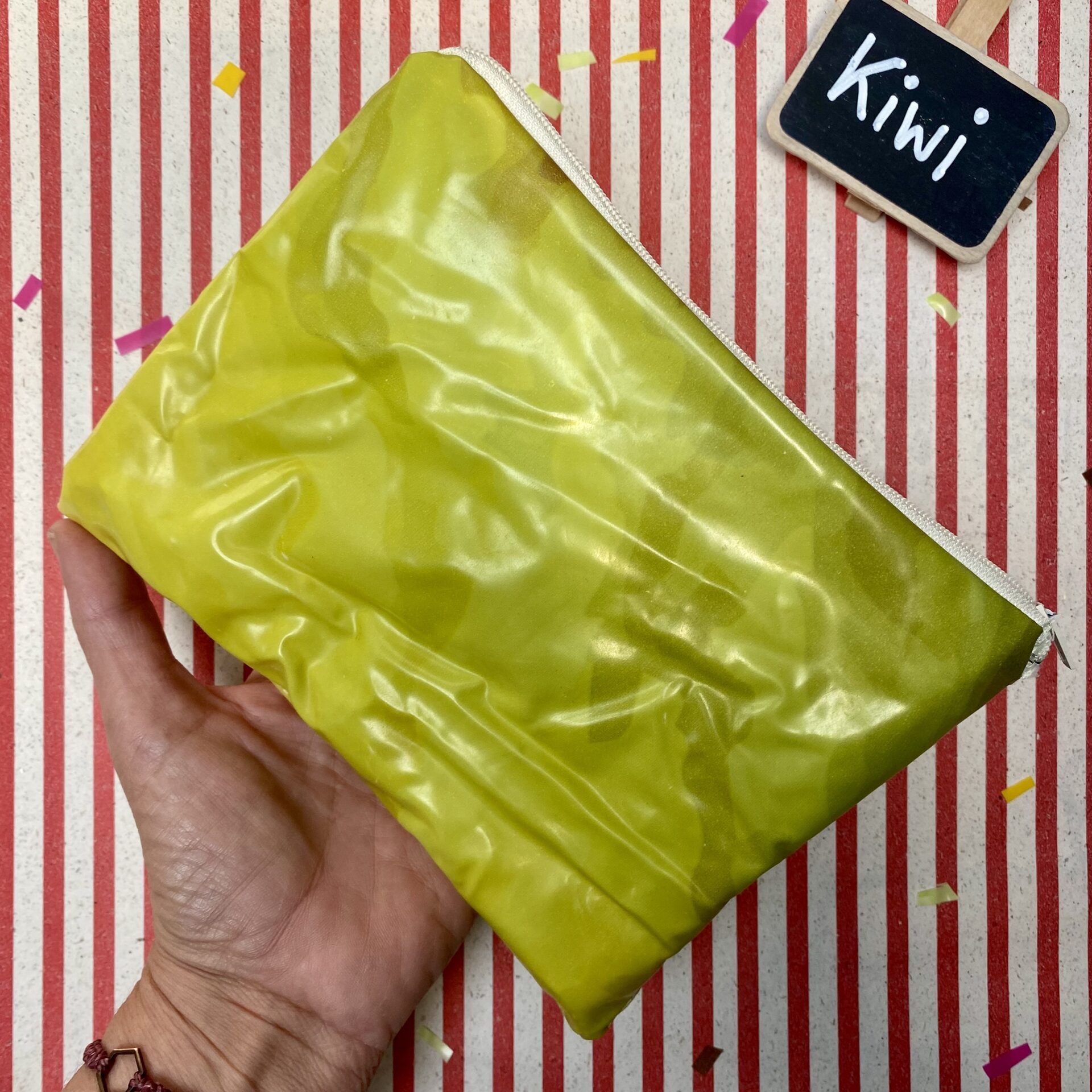Upcycling Mäppchen aus Luftmatratze, aufblasbares Eis, Sorte: Kiwi, wasserabweisend