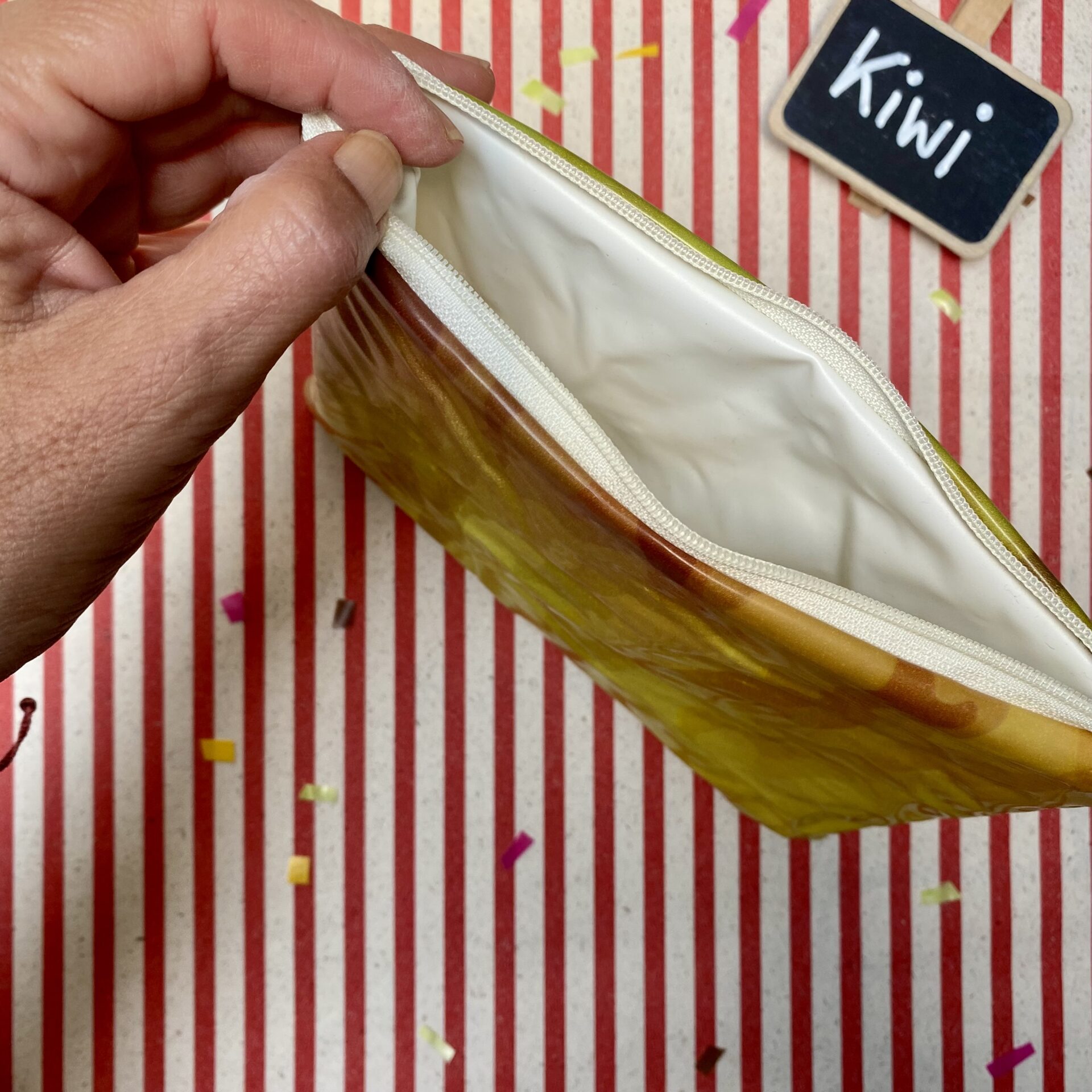 Upcycling Mäppchen aus Luftmatratze, aufblasbares Eis, Sorte: Kiwi, wasserabweisend