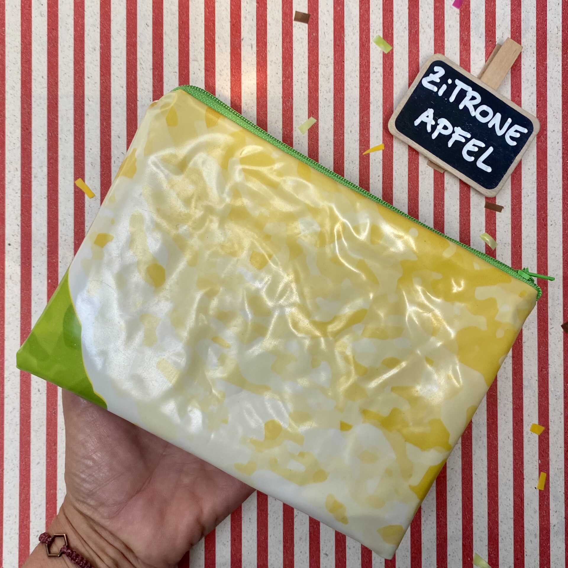 Upcycling Mäppchen aus Luftmatratze, aufblasbares Eis, Sorte: Zitrone/ Apfel, wasserabweisend