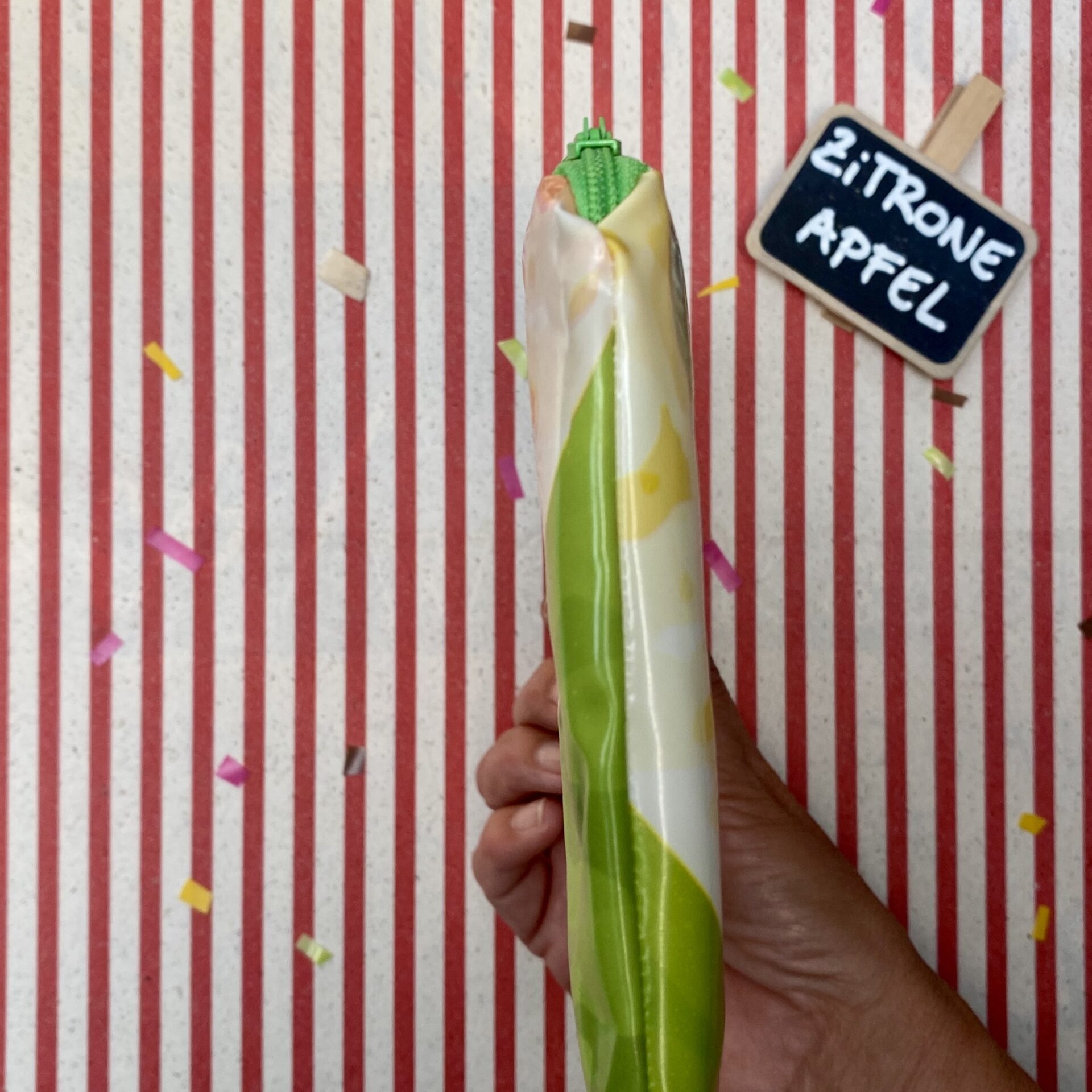 Upcycling Mäppchen aus Luftmatratze, aufblasbares Eis, Sorte: Zitrone/ Apfel, wasserabweisend