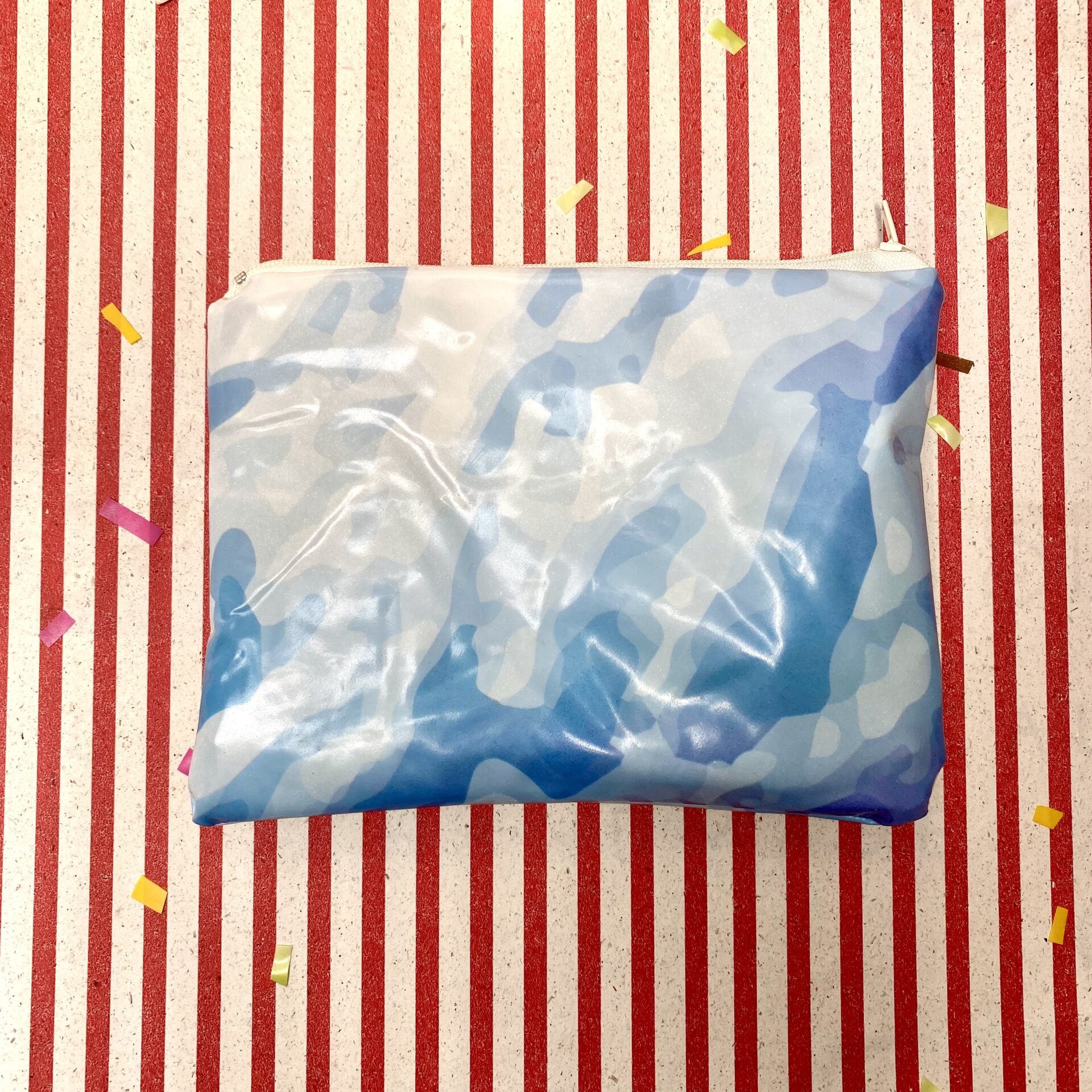 Upcycling Mäppchen aus Luftmatratze, aufblasbares Eis, Camouflage blau, Sorte: Kaugummi, wasserabweisend