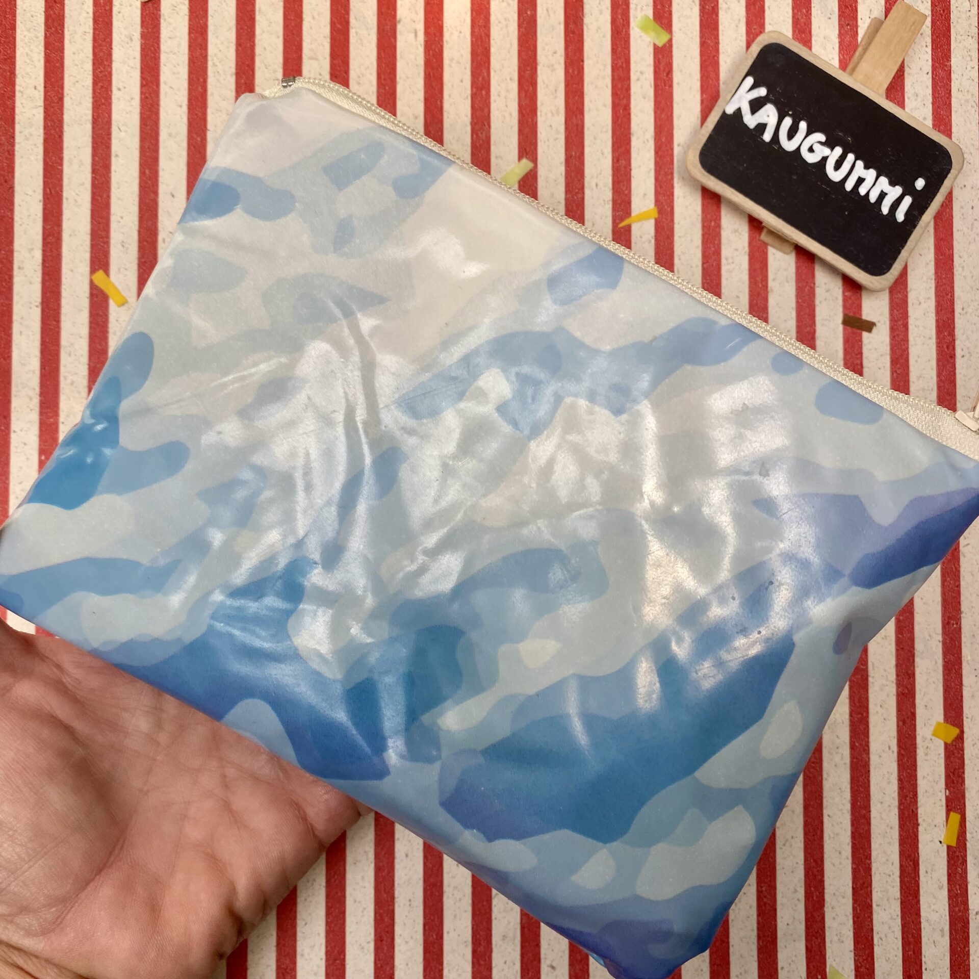 Upcycling Mäppchen aus Luftmatratze, aufblasbares Eis, Camouflage blau, Sorte: Kaugummi, wasserabweisend