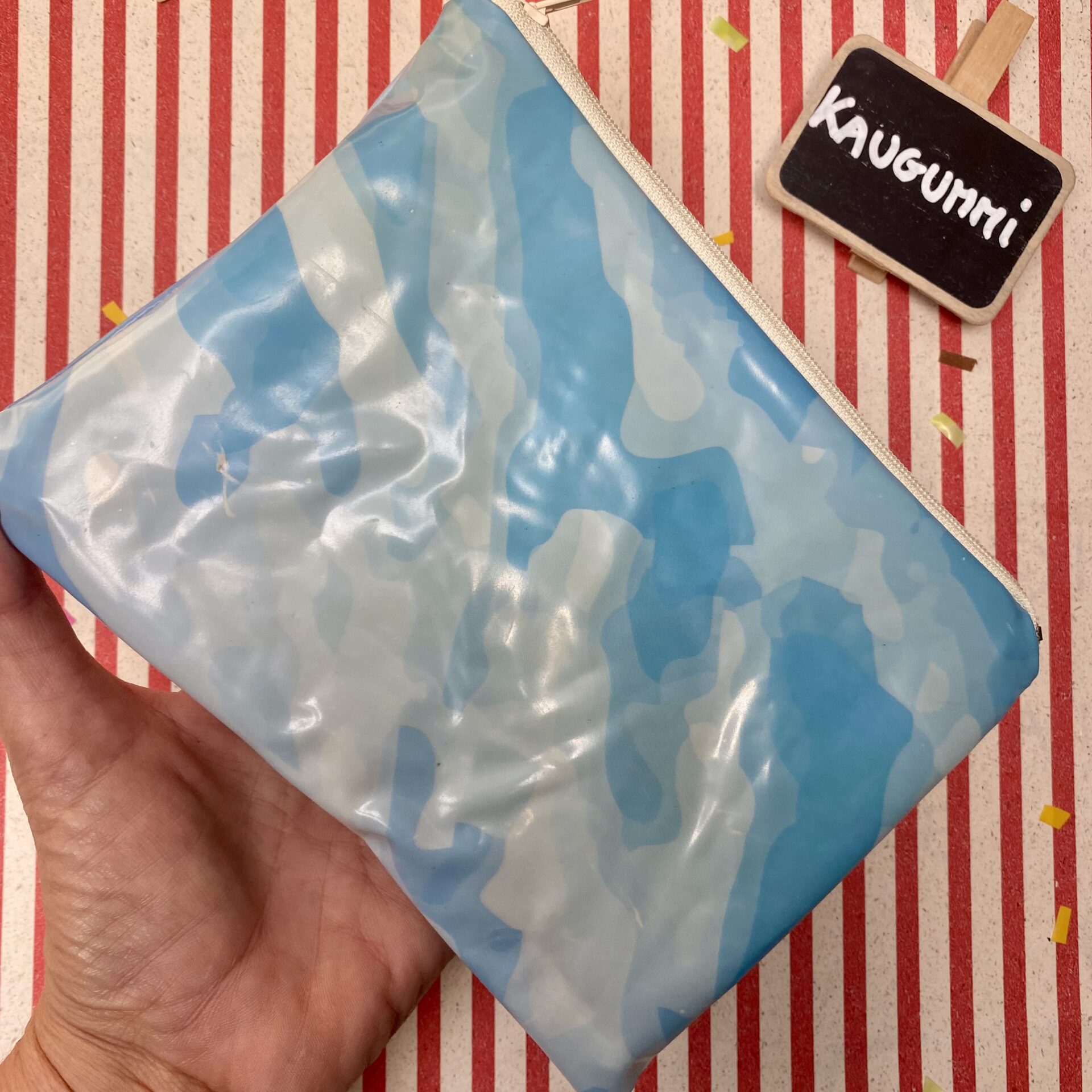 Upcycling Mäppchen aus Luftmatratze, aufblasbares Eis, Camouflage blau, Sorte: Kaugummi, wasserabweisend