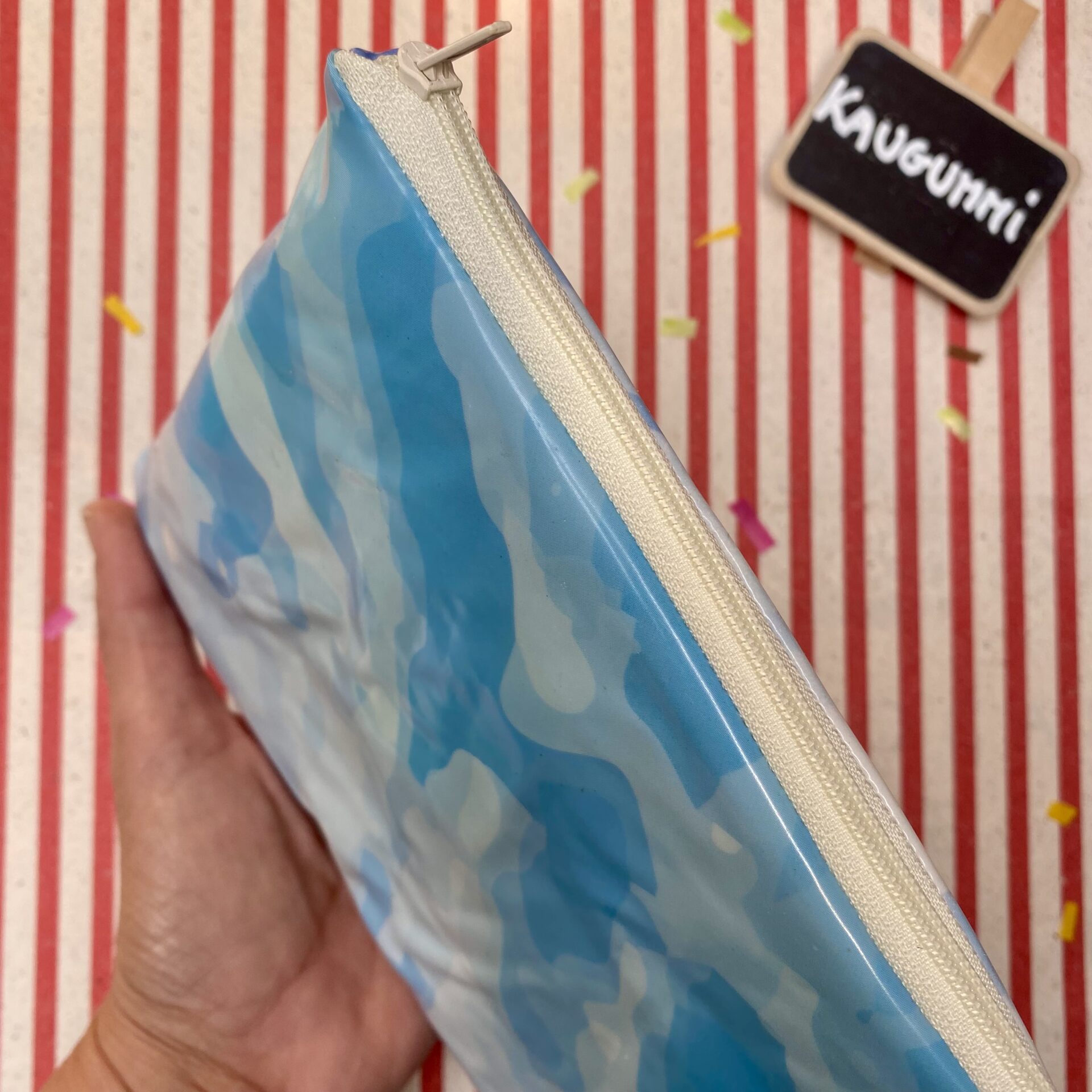 Upcycling Mäppchen aus Luftmatratze, aufblasbares Eis, Camouflage blau, Sorte: Kaugummi, wasserabweisend