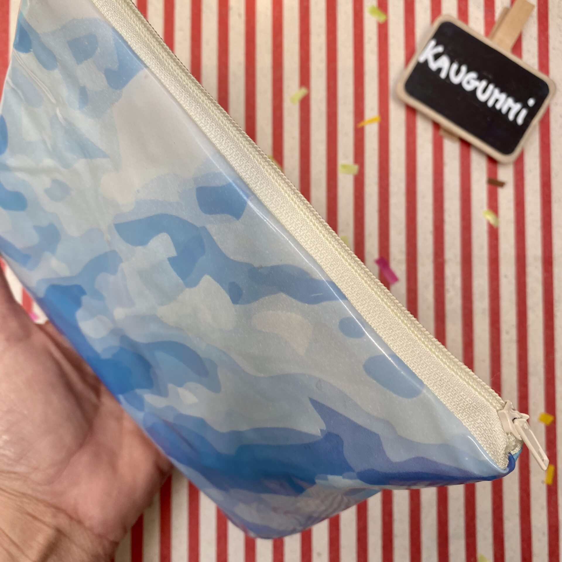Upcycling Mäppchen aus Luftmatratze, aufblasbares Eis, Camouflage blau, Sorte: Kaugummi, wasserabweisend