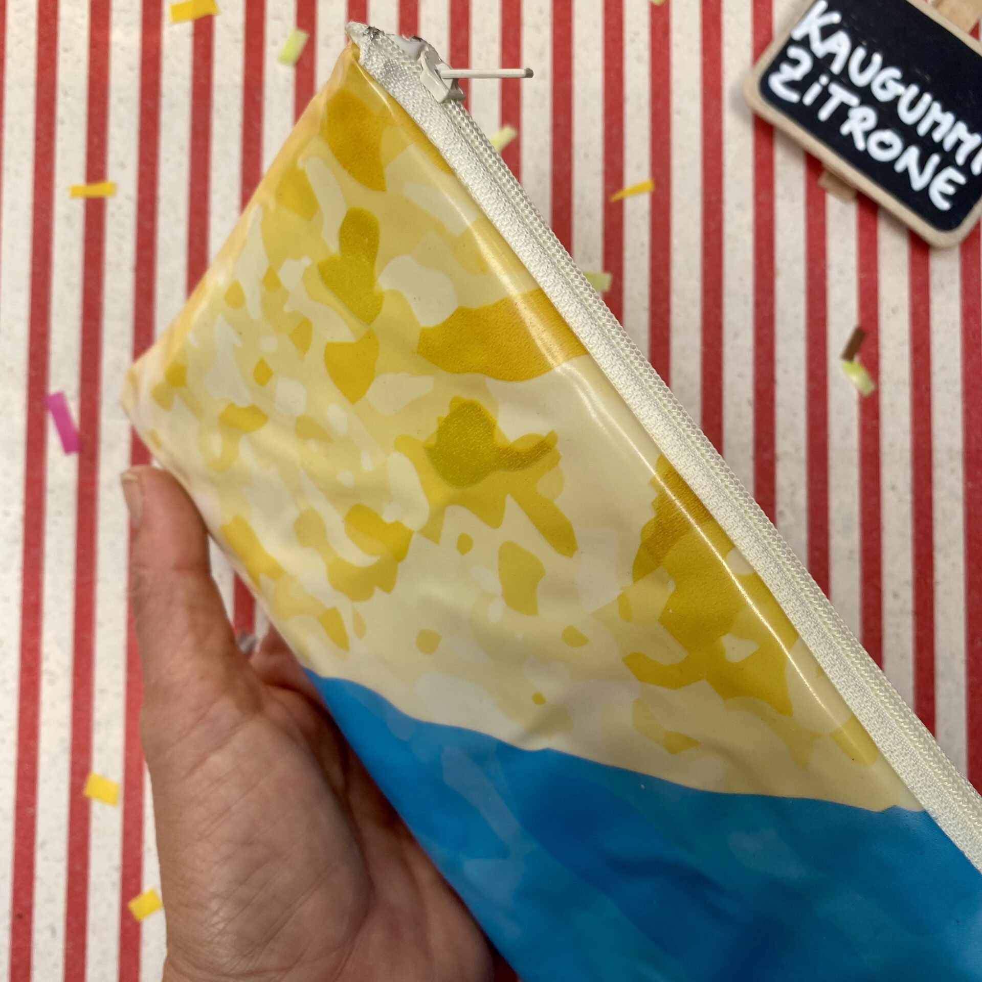 Upcycling Mäppchen aus Luftmatratze, aufblasbares Eis, Sorte: Kaugummi/ Zitrone, wasserabweisend