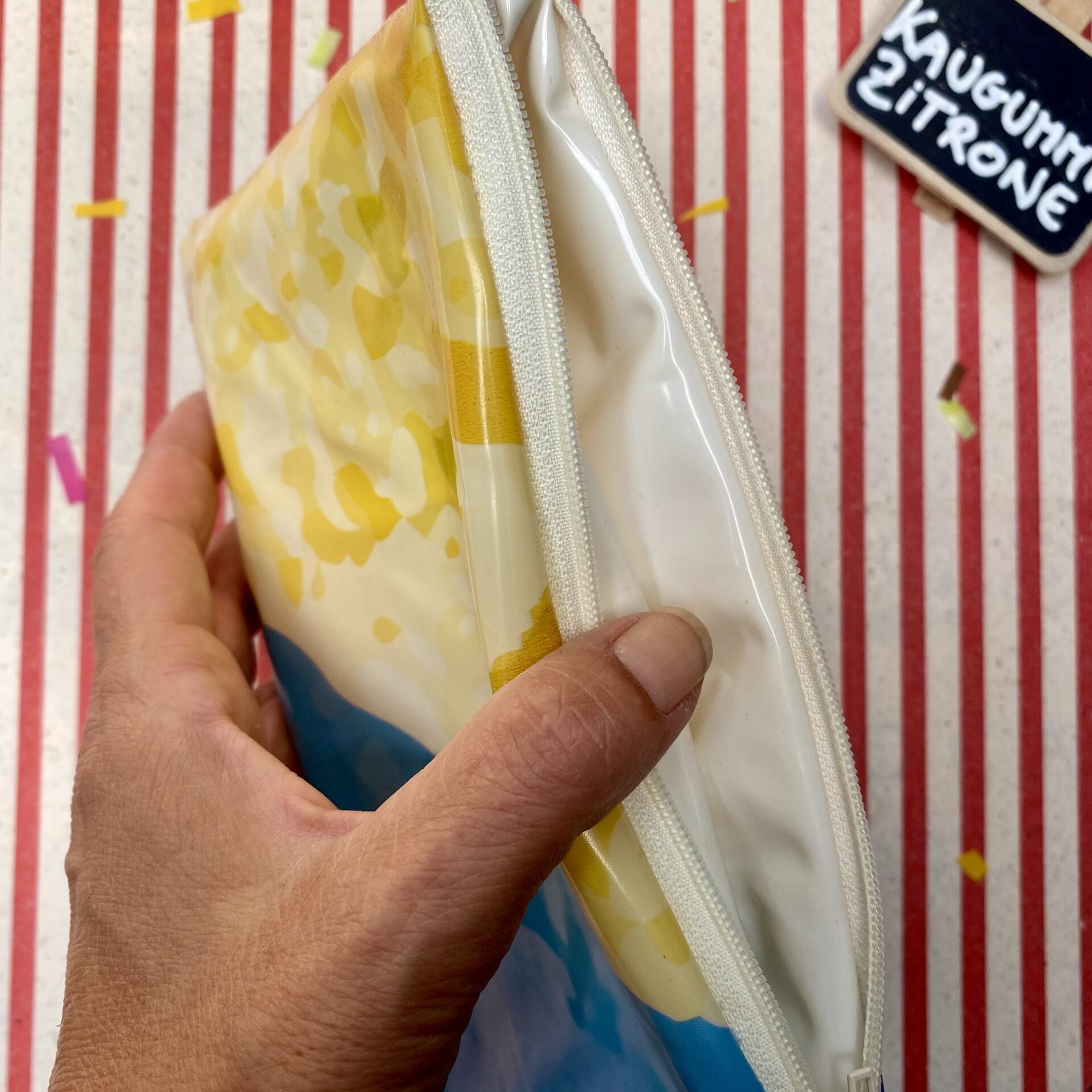 Upcycling Mäppchen aus Luftmatratze, aufblasbares Eis, Sorte: Kaugummi/ Zitrone, wasserabweisend