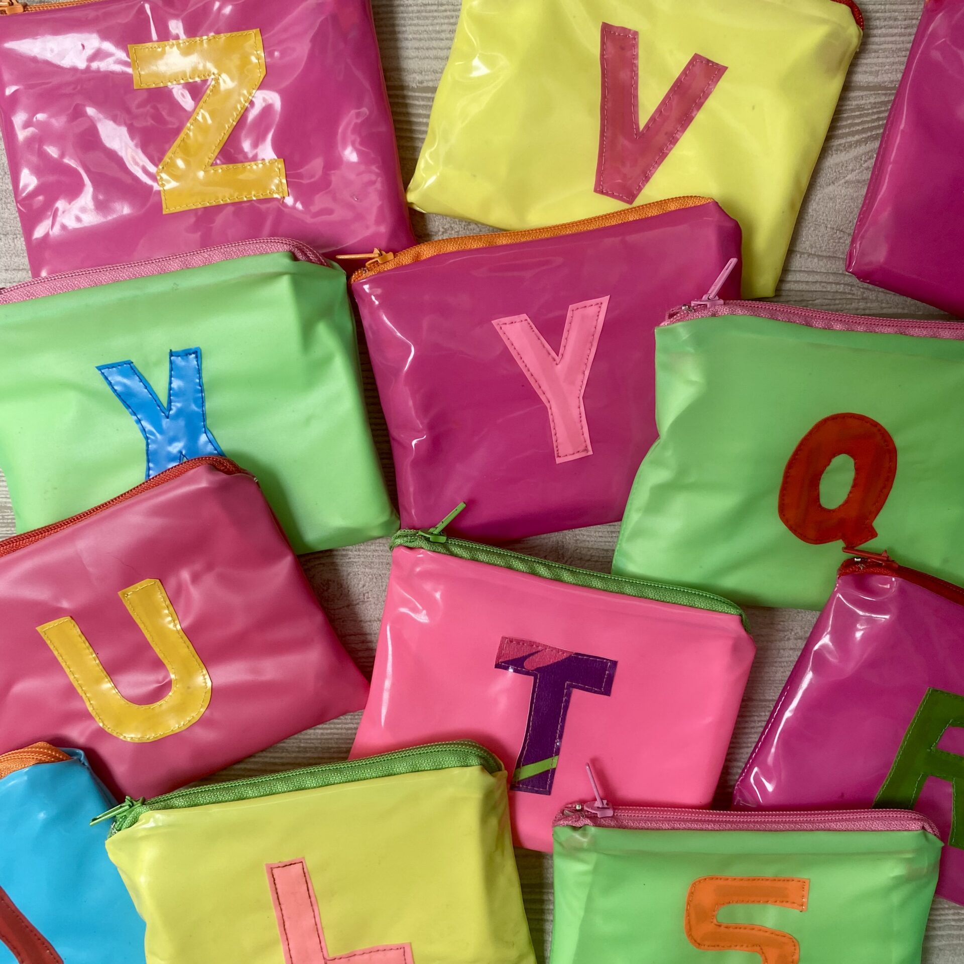 Upcycling Taschen aus ehemaligen Schwimmspielzeugen mit Buchstaben, bunt, wasserabweisend mit Innenfutter und Reissverschluss