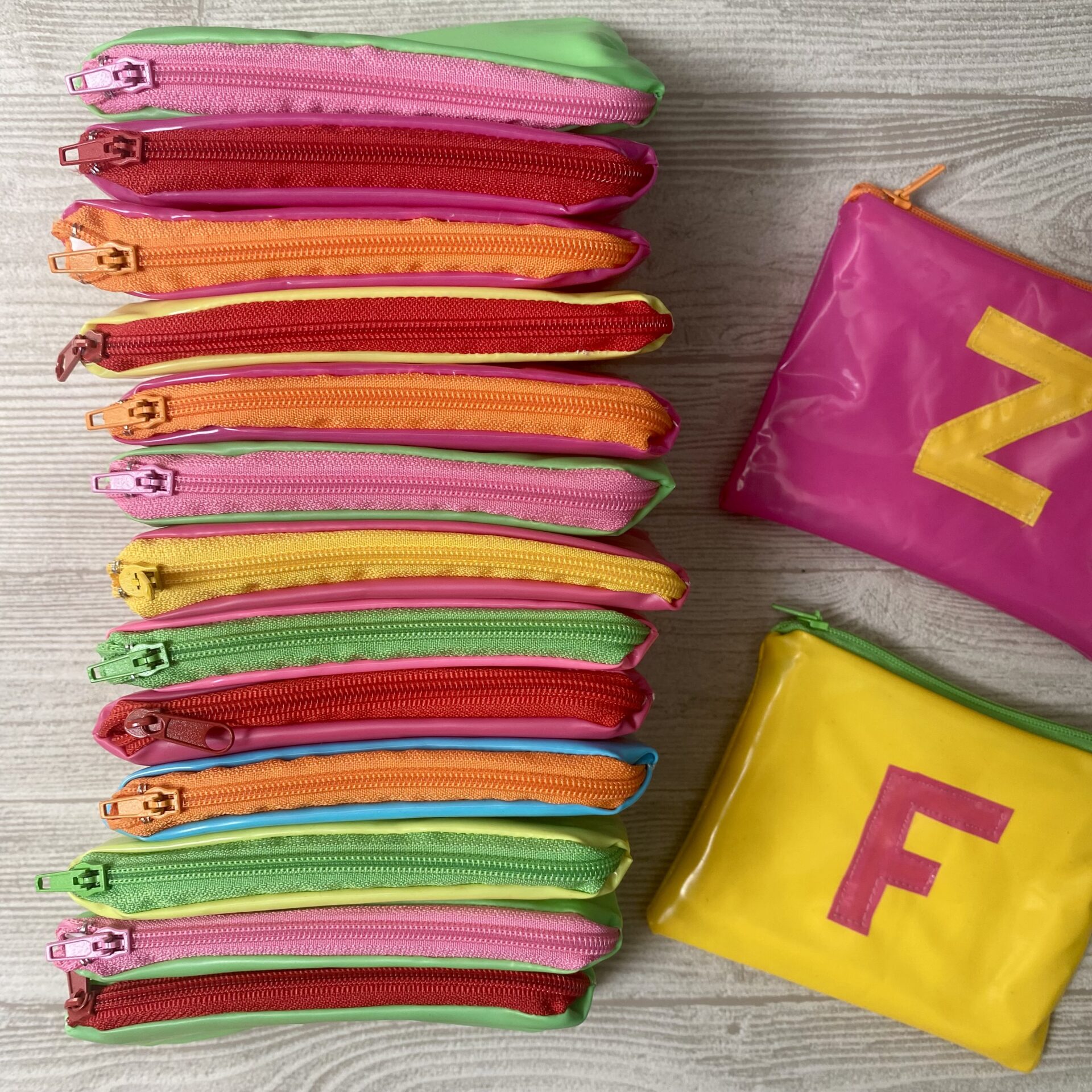 Upcycling Taschen aus ehemaligen Schwimmspielzeugen mit Buchstaben, bunt, wasserabweisend mit Innenfutter und Reissverschluss