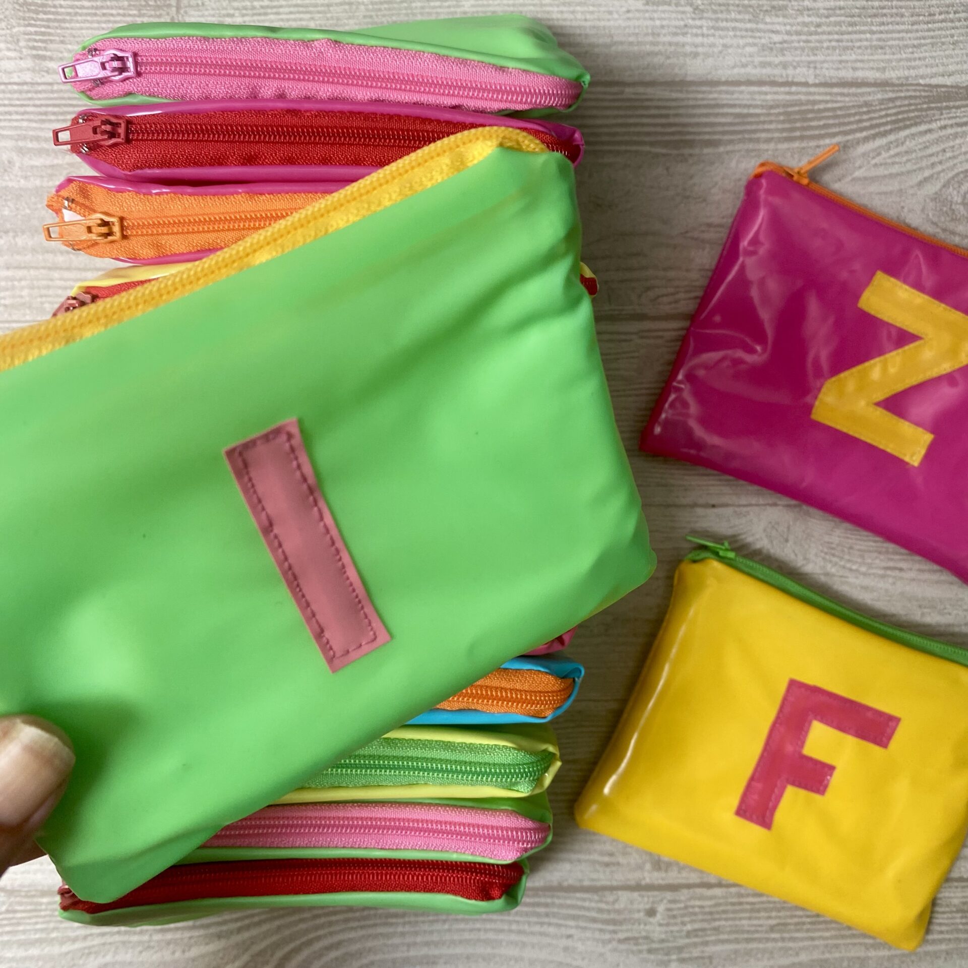 Upcycling Taschen aus ehemaligen Schwimmspielzeugen mit Buchstaben, bunt, wasserabweisend mit Innenfutter und Reissverschluss