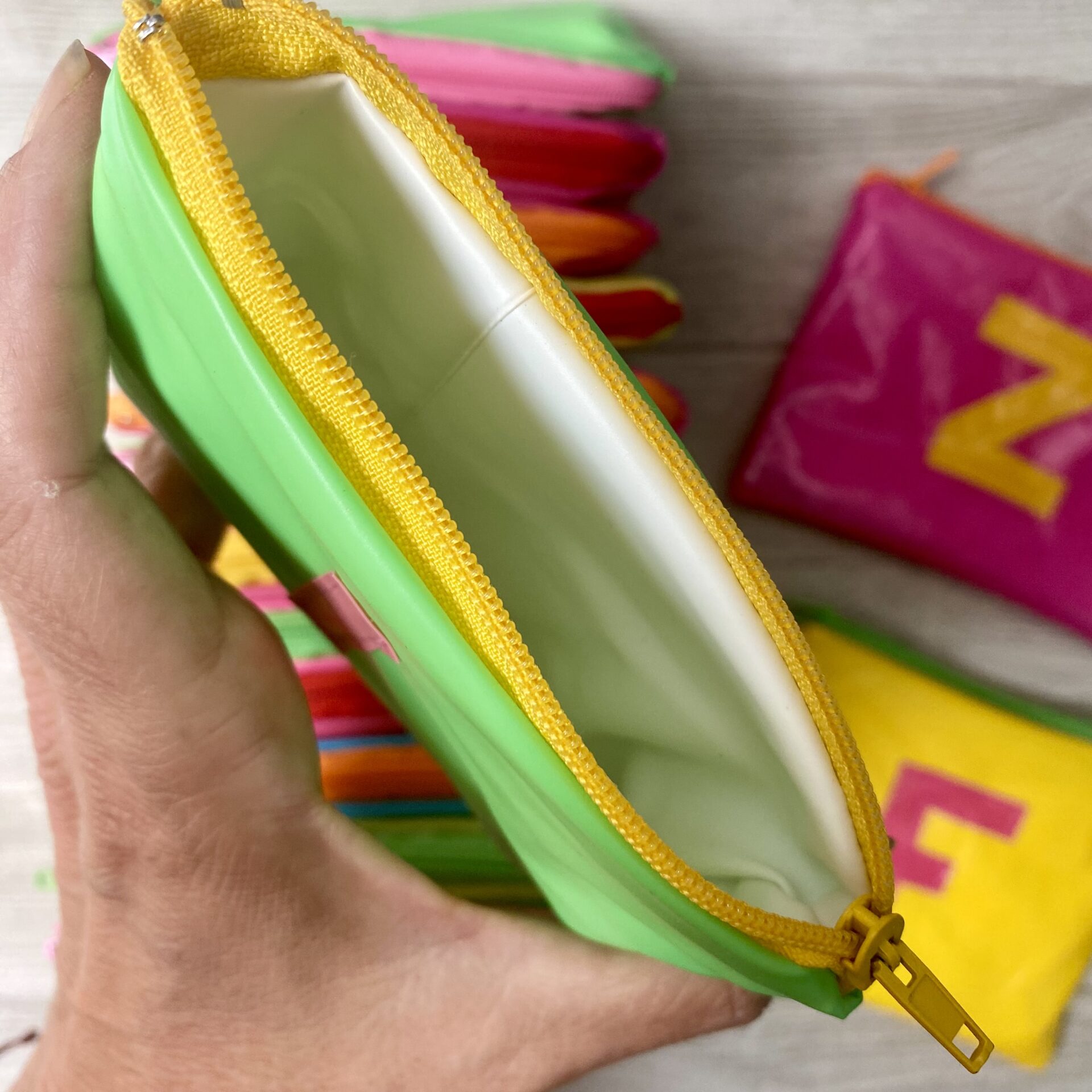 Upcycling Taschen aus ehemaligen Schwimmspielzeugen mit Buchstaben, bunt, wasserabweisend mit Innenfutter und Reissverschluss