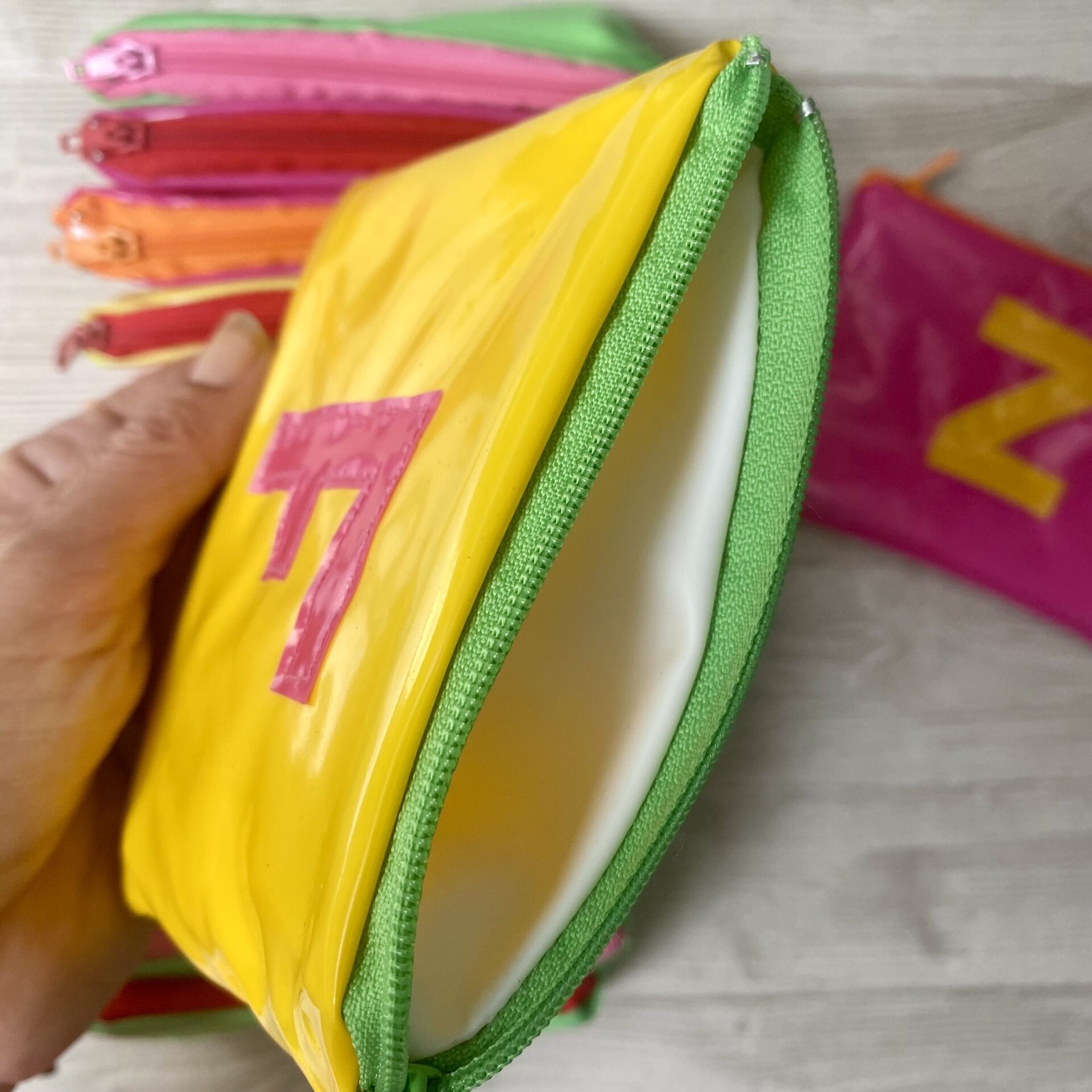 Upcycling Taschen aus ehemaligen Schwimmspielzeugen mit Buchstaben, bunt, wasserabweisend mit Innenfutter und Reissverschluss