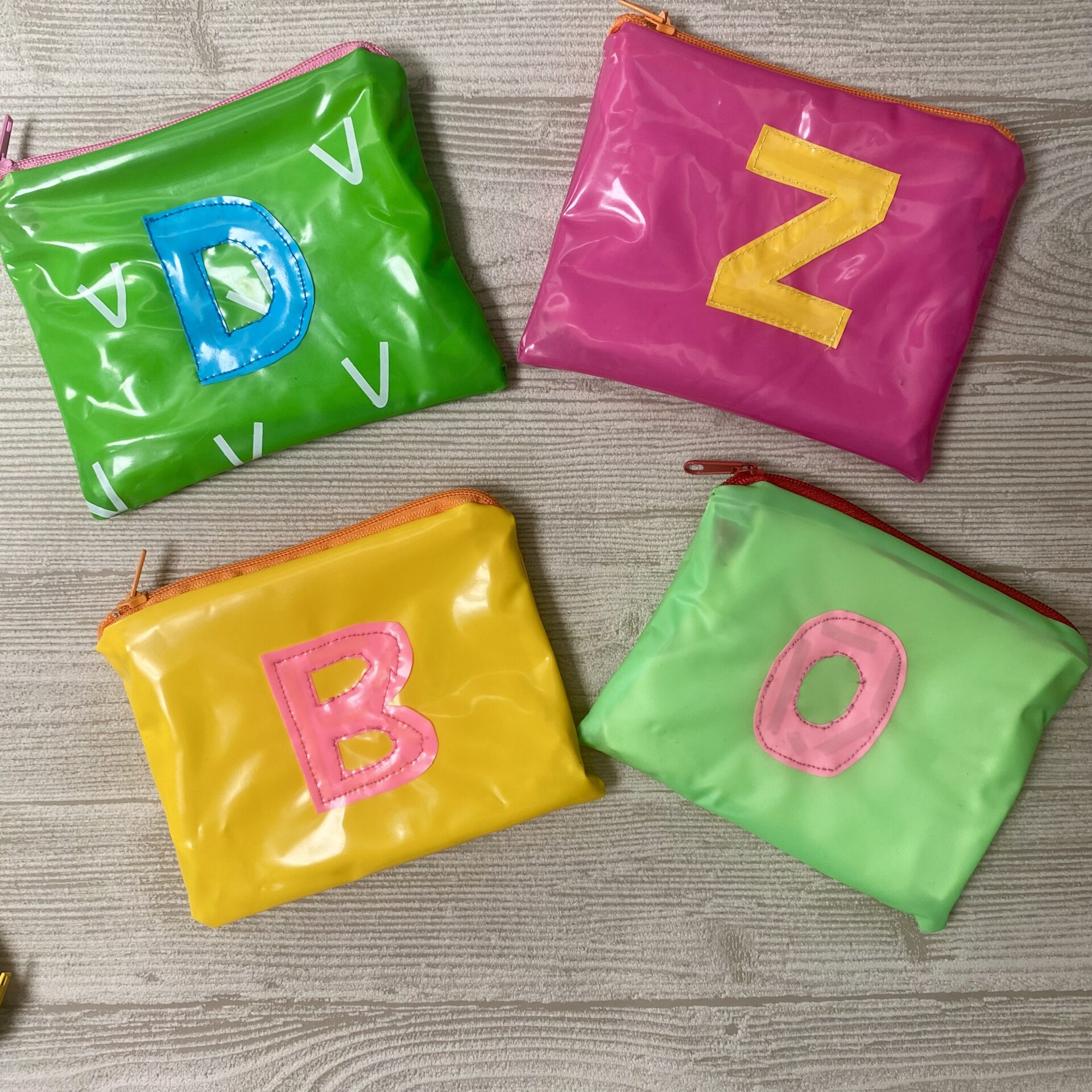 Upcycling Taschen aus ehemaligen Schwimmspielzeugen mit Buchstaben, bunt, wasserabweisend mit Innenfutter und Reissverschluss