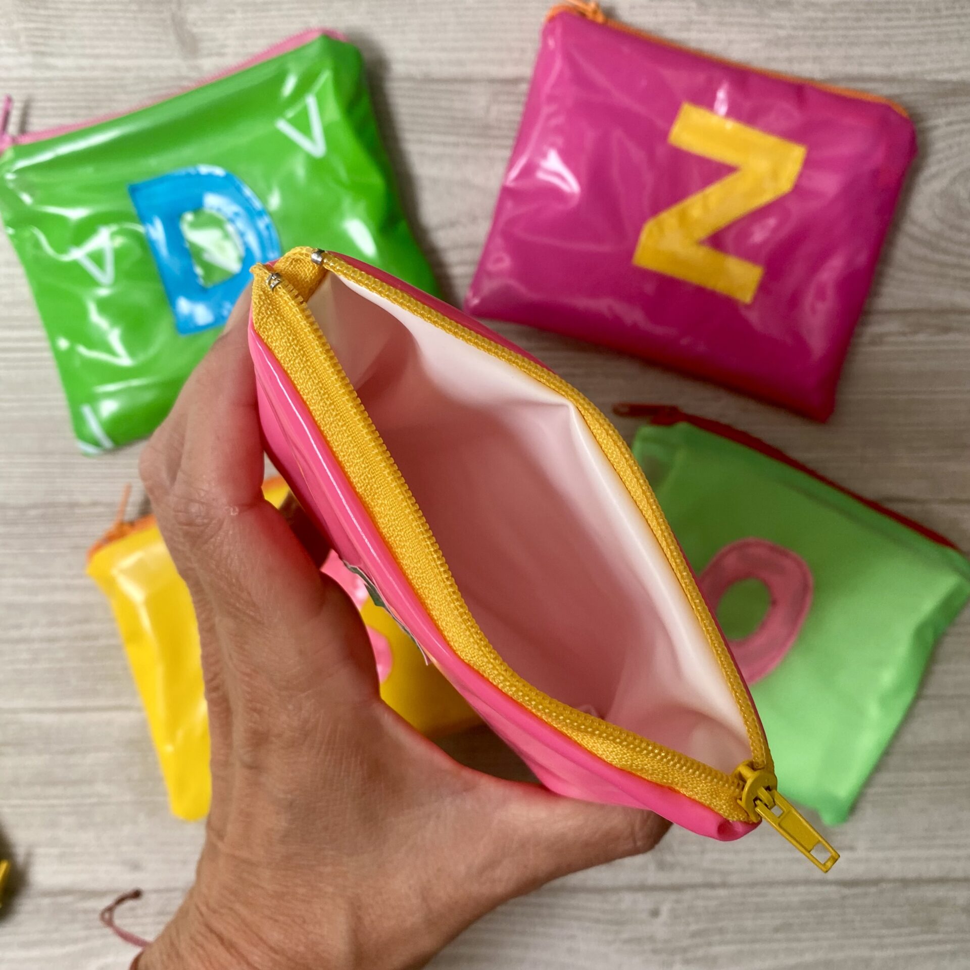 Upcycling Taschen aus ehemaligen Schwimmspielzeugen mit Buchstaben, bunt, wasserabweisend mit Innenfutter und Reissverschluss