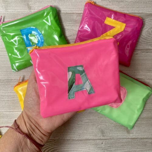 Upcycling Taschen aus ehemaligen Schwimmspielzeugen mit Buchstaben, bunt, wasserabweisend mit Innenfutter und Reissverschluss
