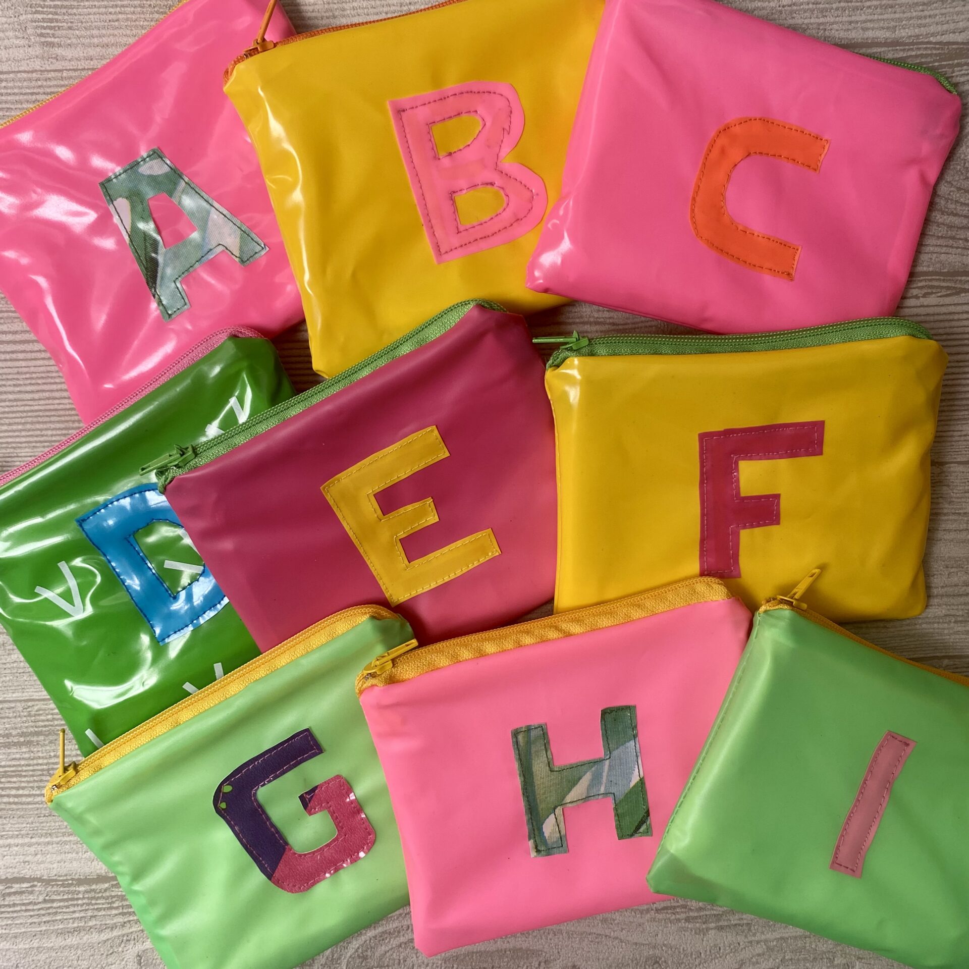 Upcycling Taschen aus ehemaligen Schwimmspielzeugen mit Buchstaben, bunt, wasserabweisend mit Innenfutter und Reissverschluss
